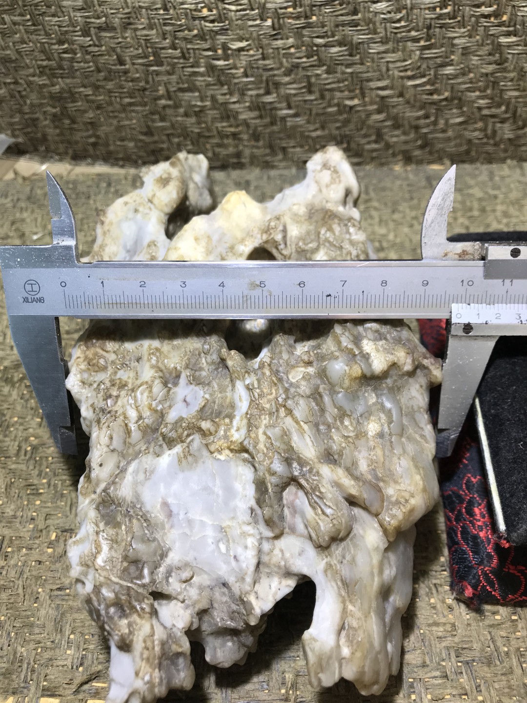 精美戈壁高玉化风凌石原石笔摆件.（把件）一块
