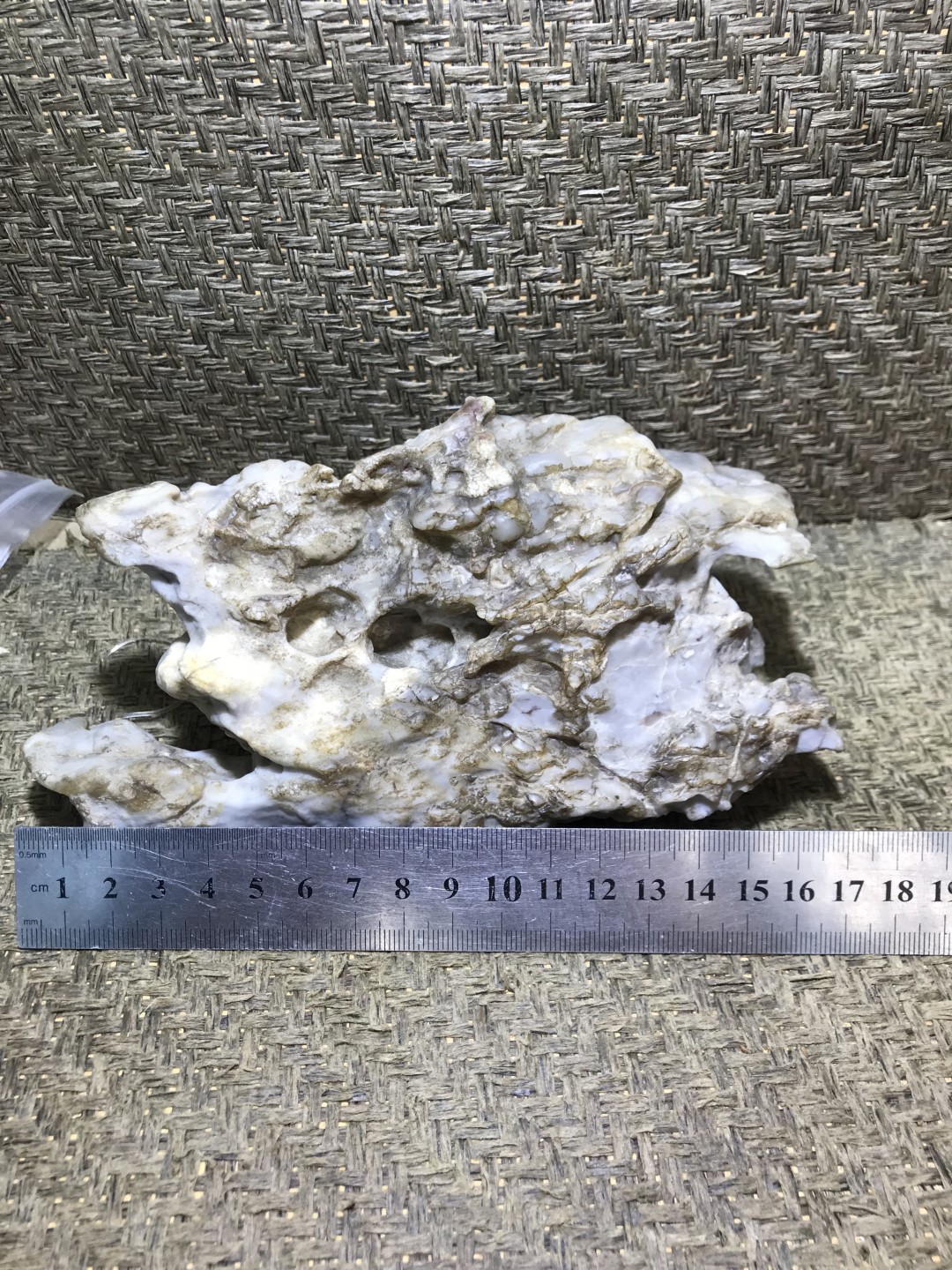 精美戈壁高玉化风凌石原石笔摆件.（把件）一块