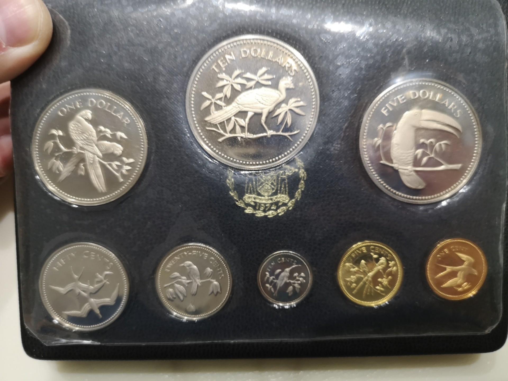 《外钞收藏家》第一百八十三期拍卖 1974年伯利兹 珍稀鸟类纪念币 8枚 精装盒子