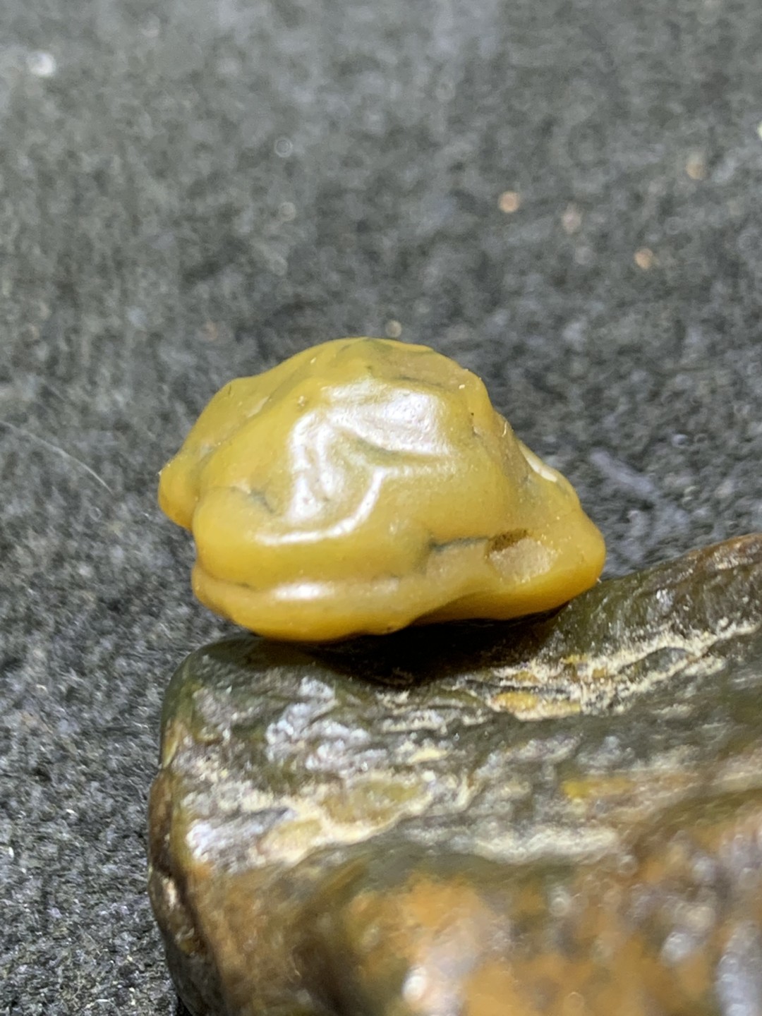 精美戈壁筋脉石小原石一颗
