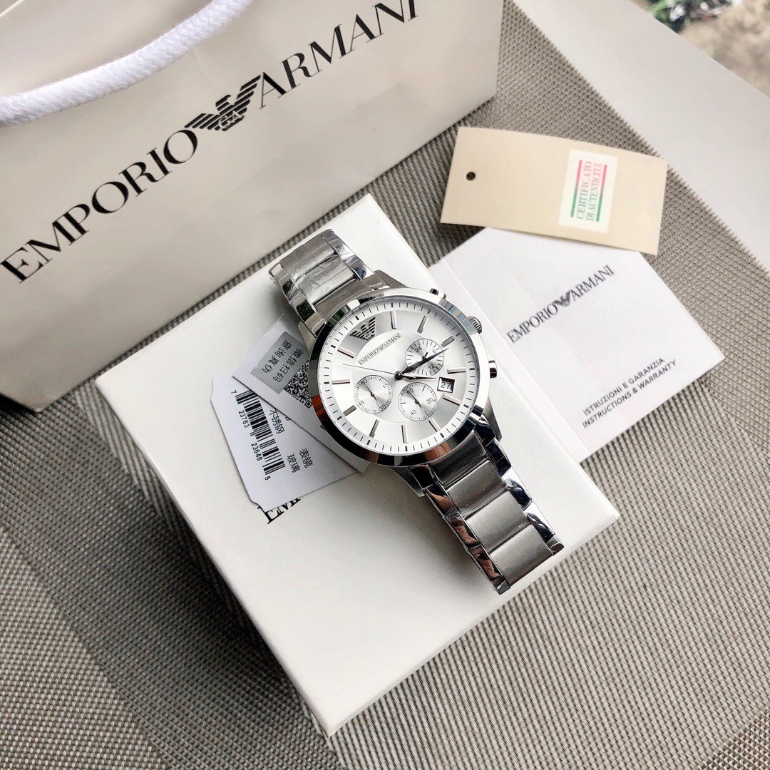 阿玛尼Armani手表官方正品授权 全国联保 支持专柜验货 Armani AR2458阿玛尼经典休闲商务款，316钢表带，白色表盘，三眼设计，带日期，316钢表带石英表，表盘直径43mm 矿物质玻璃镜面，清晰高透，设计超级精致，表盘表带都十分简约大气，整个气质马上不一样了，小红书剁手款，男神钟爱款，上班不失风度，体现男性硬朗之风和成熟稳重的气质，休闲商务不二之选