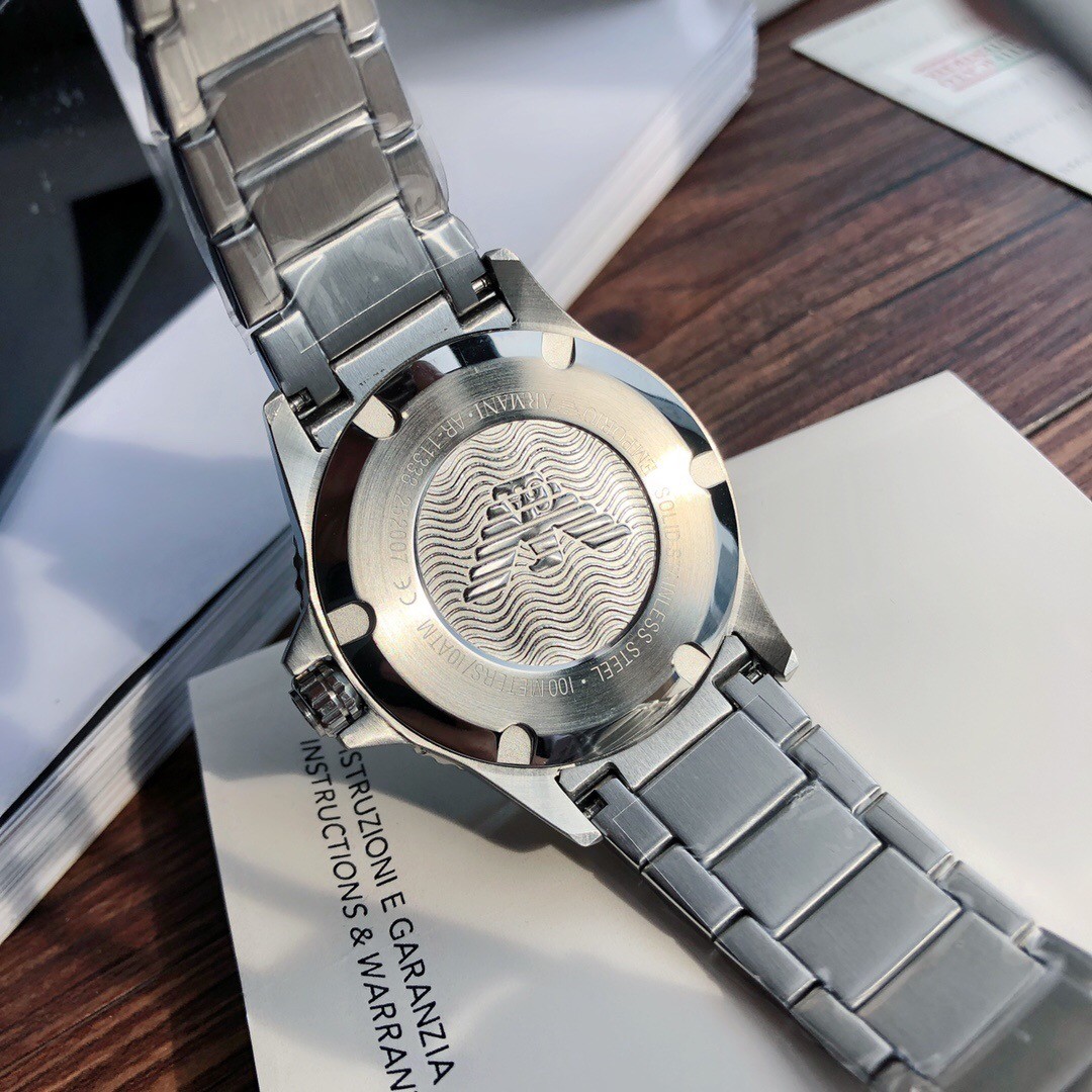 阿玛尼Armani手表官方正品授权 全国联保 支持专柜验货 (Emporio Armani)阿玛尼2021新款商务休闲欧美简约大气石英钢带男士腕表 AR11338 潜水运动风 三针日历框 日晷纹表圈 绿色表盘，彰显品质生活，精细抛光工艺打造，延续表身质感，细节处尽显品牌质感，不锈钢表带  镌刻鹰LOGO.   细节品质感，体现别具一格的生活 矿物质强化玻璃 100m生活防水 表盘直径42mm 表壳厚度12mm
