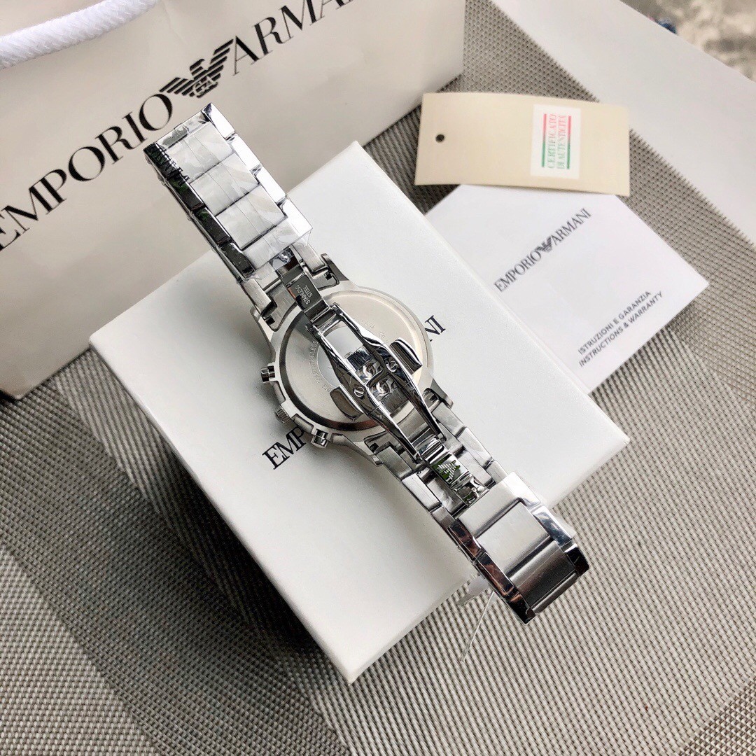 阿玛尼Armani手表官方正品授权 全国联保 支持专柜验货 Armani AR2458阿玛尼经典休闲商务款，316钢表带，白色表盘，三眼设计，带日期，316钢表带石英表，表盘直径43mm 矿物质玻璃镜面，清晰高透，设计超级精致，表盘表带都十分简约大气，整个气质马上不一样了，小红书剁手款，男神钟爱款，上班不失风度，体现男性硬朗之风和成熟稳重的气质，休闲商务不二之选