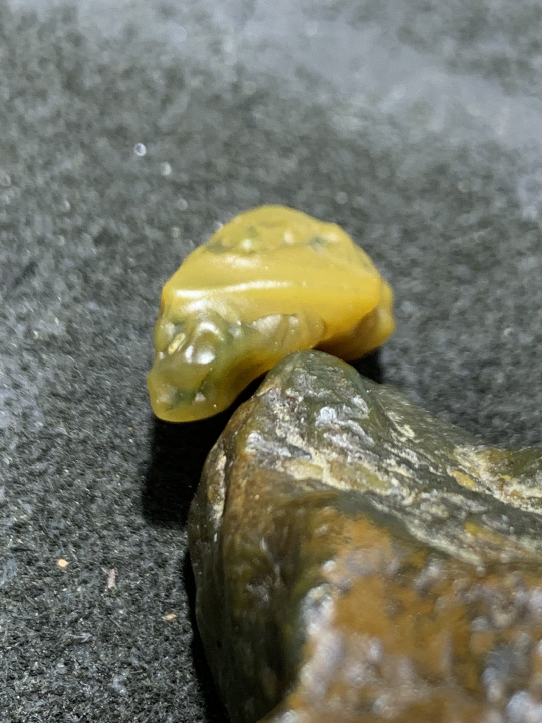 精美戈壁筋脉石小原石一颗