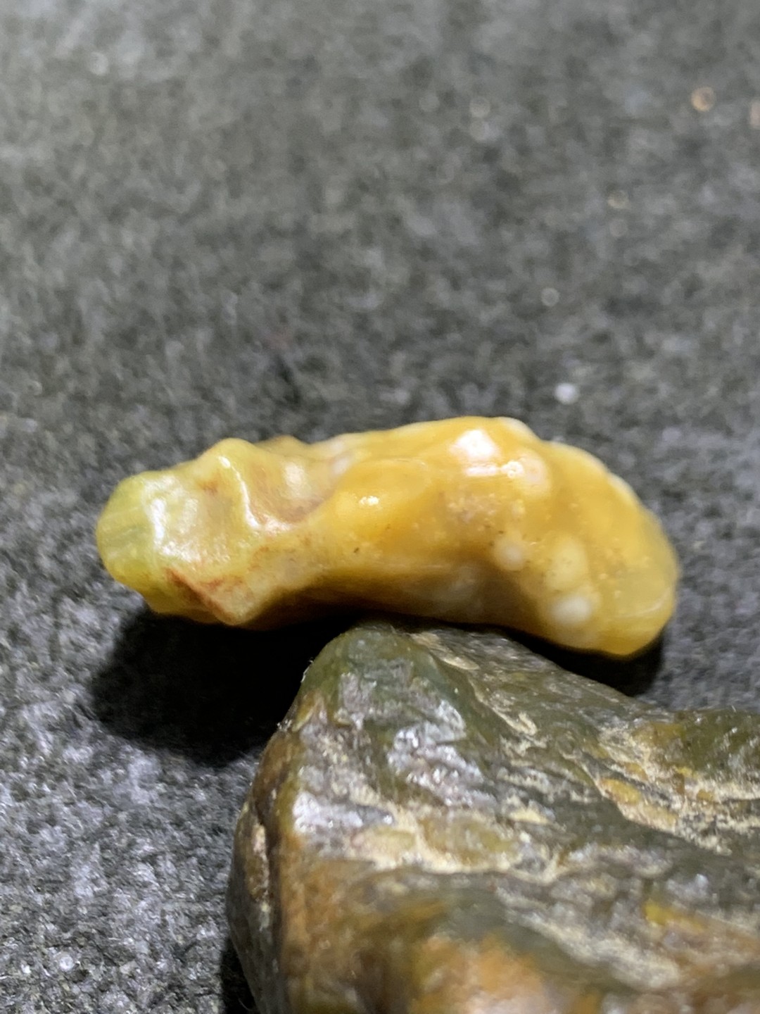 精美戈壁筋脉石小原石一颗