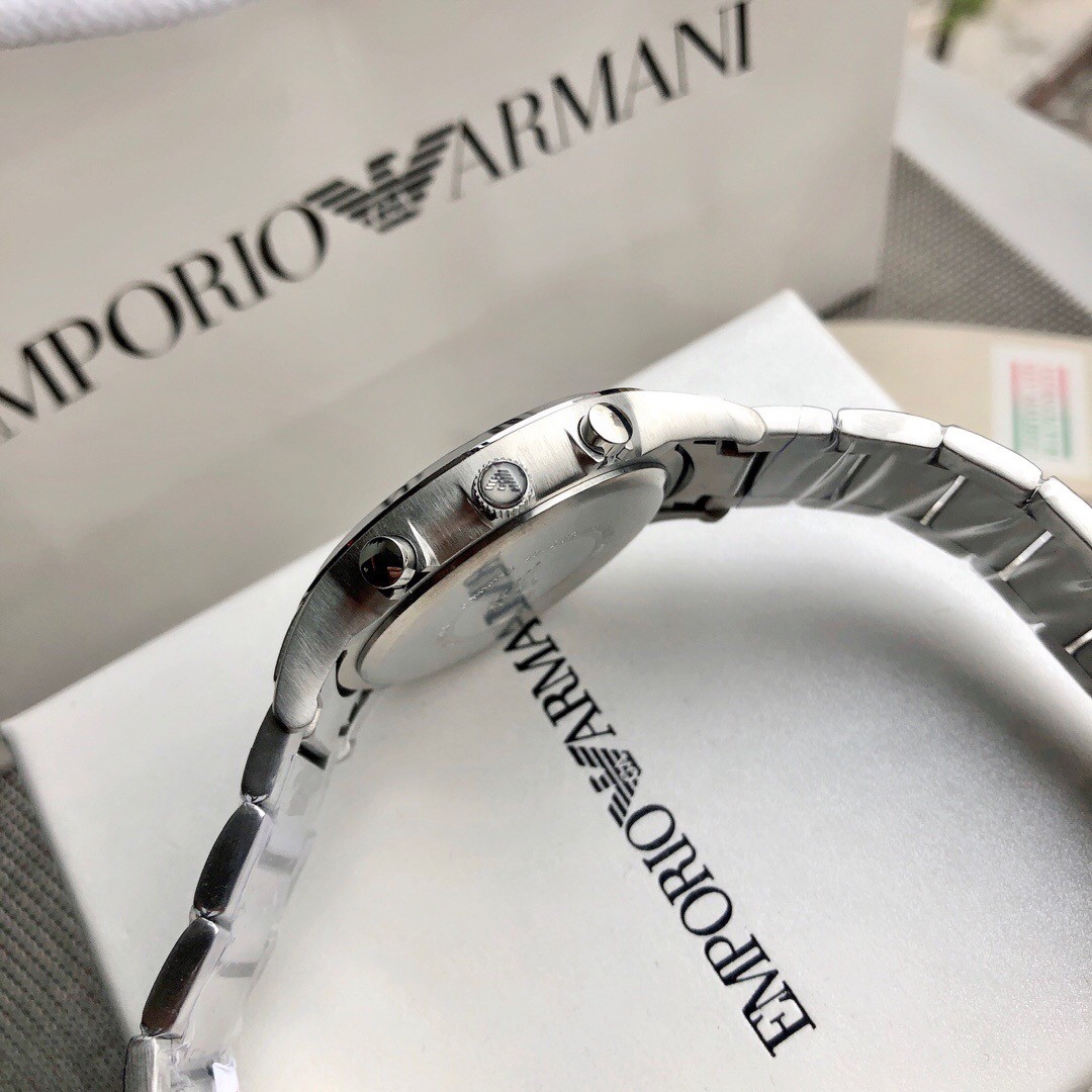 阿玛尼Armani手表官方正品授权 全国联保 支持专柜验货 Armani AR2458阿玛尼经典休闲商务款，316钢表带，白色表盘，三眼设计，带日期，316钢表带石英表，表盘直径43mm 矿物质玻璃镜面，清晰高透，设计超级精致，表盘表带都十分简约大气，整个气质马上不一样了，小红书剁手款，男神钟爱款，上班不失风度，体现男性硬朗之风和成熟稳重的气质，休闲商务不二之选