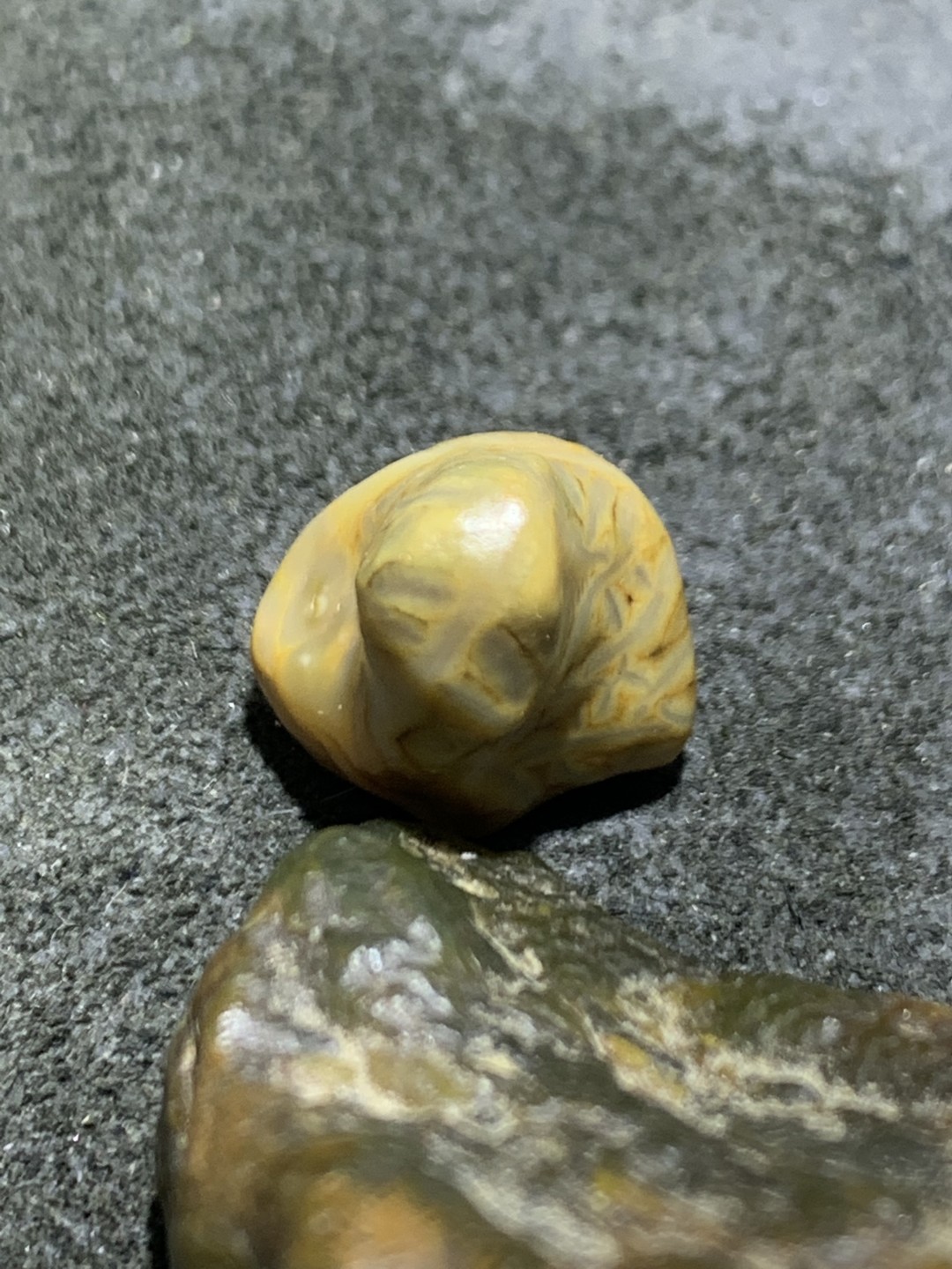 精美戈壁筋脉石小原石一颗，