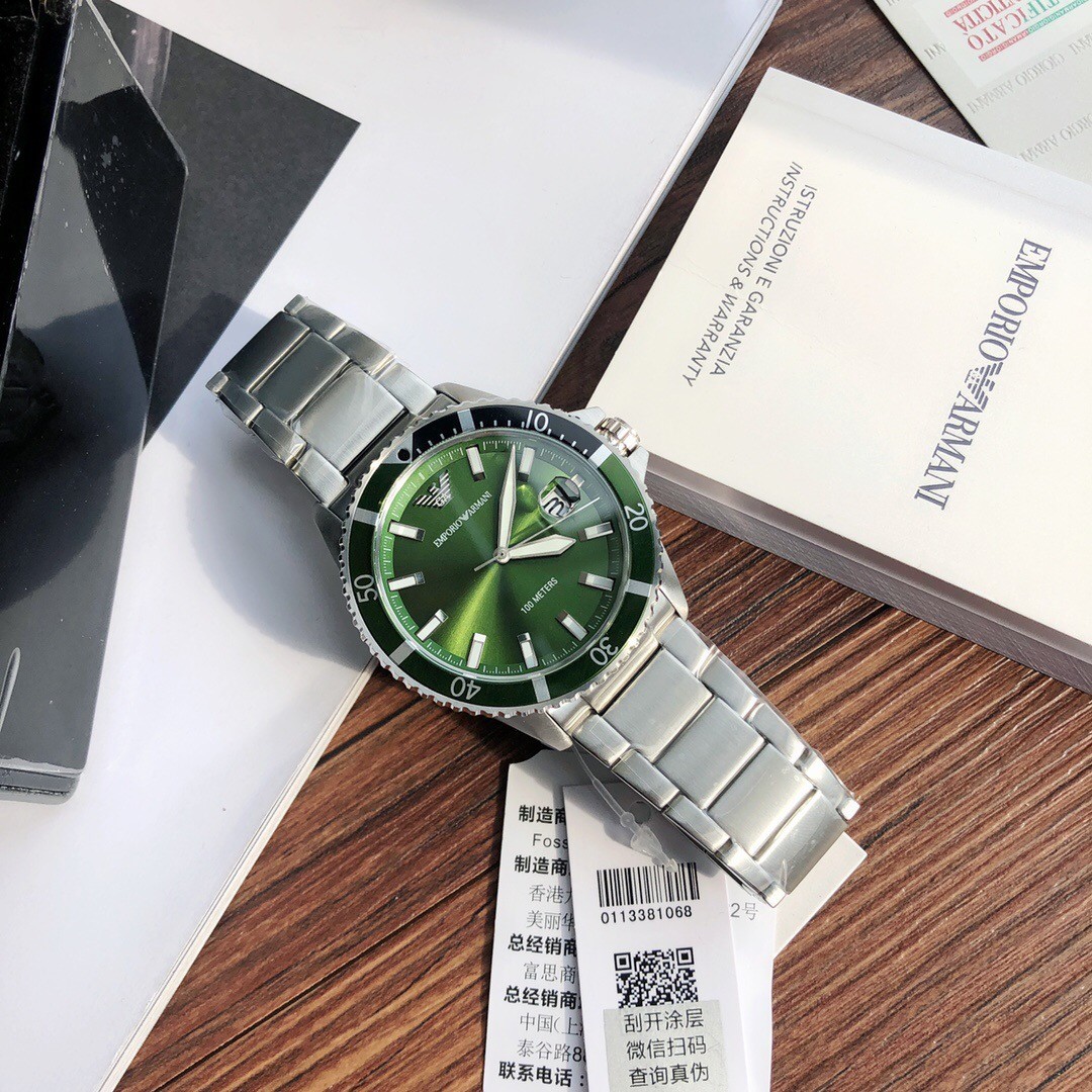 阿玛尼Armani手表官方正品授权 全国联保 支持专柜验货 (Emporio Armani)阿玛尼2021新款商务休闲欧美简约大气石英钢带男士腕表 AR11338 潜水运动风 三针日历框 日晷纹表圈 绿色表盘，彰显品质生活，精细抛光工艺打造，延续表身质感，细节处尽显品牌质感，不锈钢表带  镌刻鹰LOGO.   细节品质感，体现别具一格的生活 矿物质强化玻璃 100m生活防水 表盘直径42mm 表壳厚度12mm
