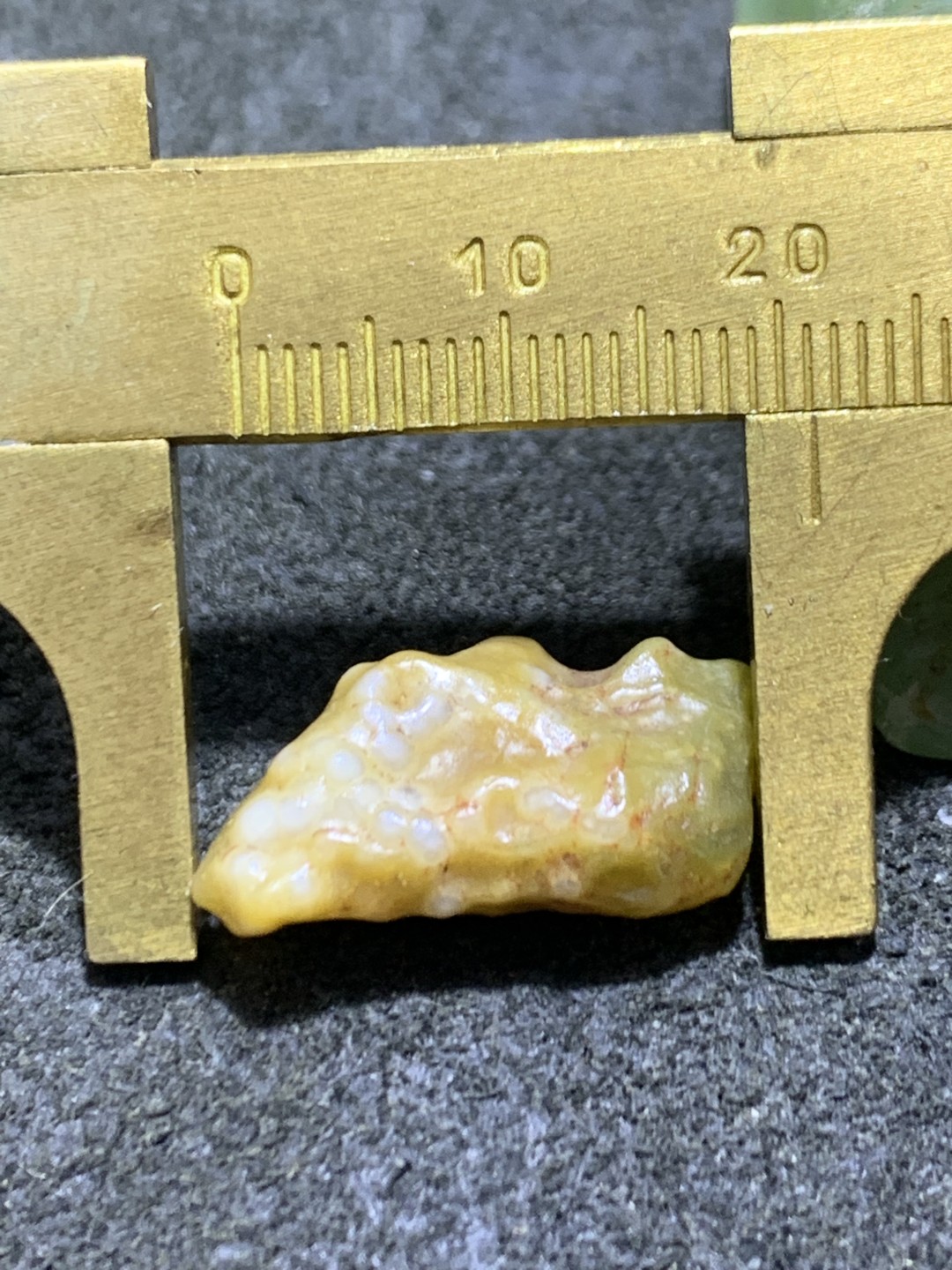 精美戈壁筋脉石小原石一颗