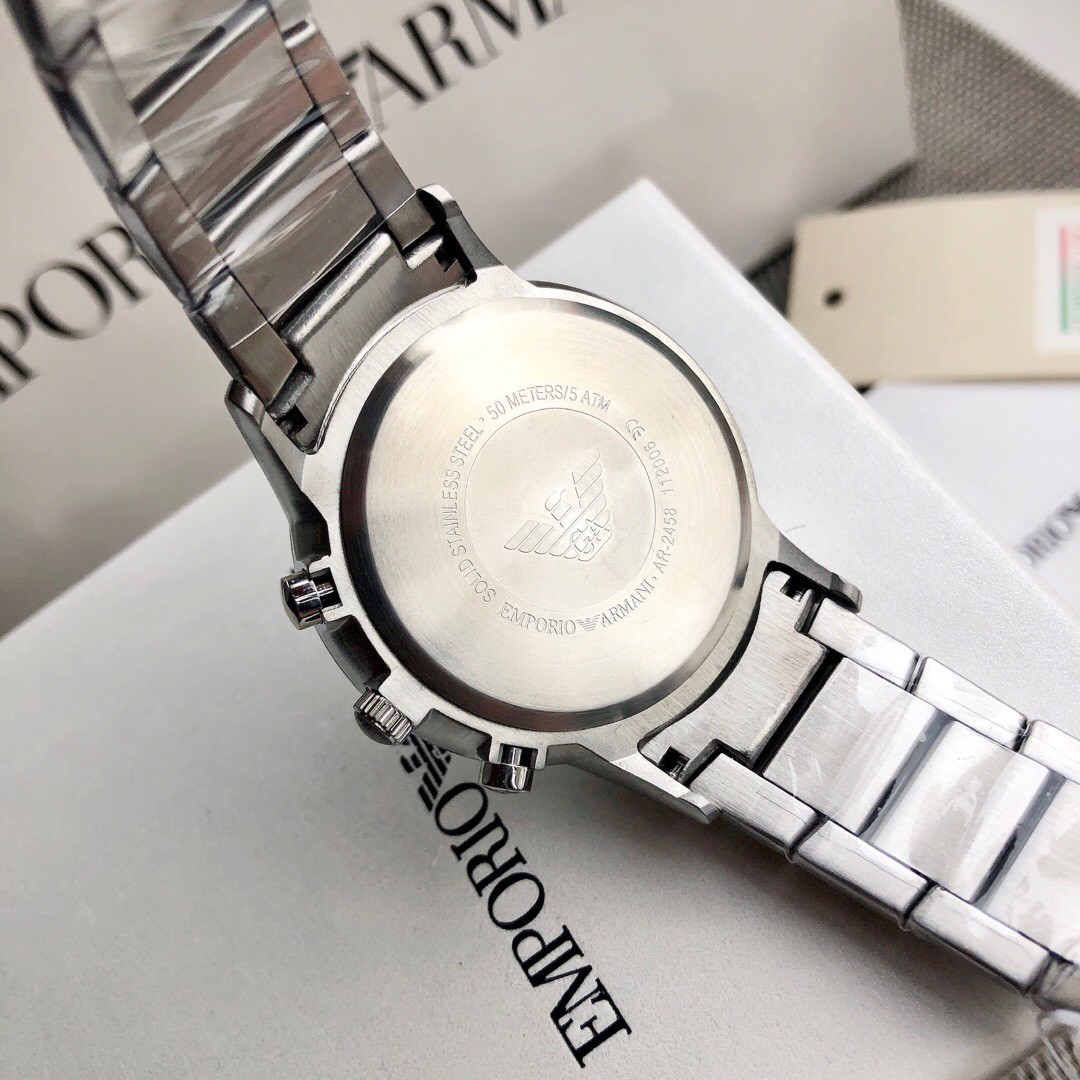阿玛尼Armani手表官方正品授权 全国联保 支持专柜验货 Armani AR2458阿玛尼经典休闲商务款，316钢表带，白色表盘，三眼设计，带日期，316钢表带石英表，表盘直径43mm 矿物质玻璃镜面，清晰高透，设计超级精致，表盘表带都十分简约大气，整个气质马上不一样了，小红书剁手款，男神钟爱款，上班不失风度，体现男性硬朗之风和成熟稳重的气质，休闲商务不二之选
