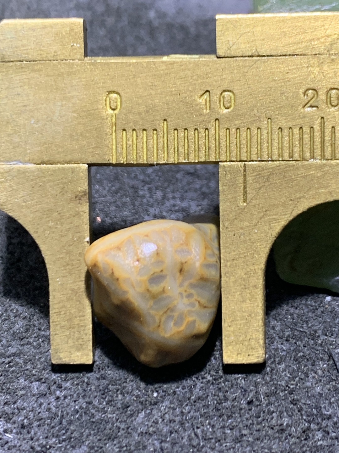 精美戈壁筋脉石小原石一颗，