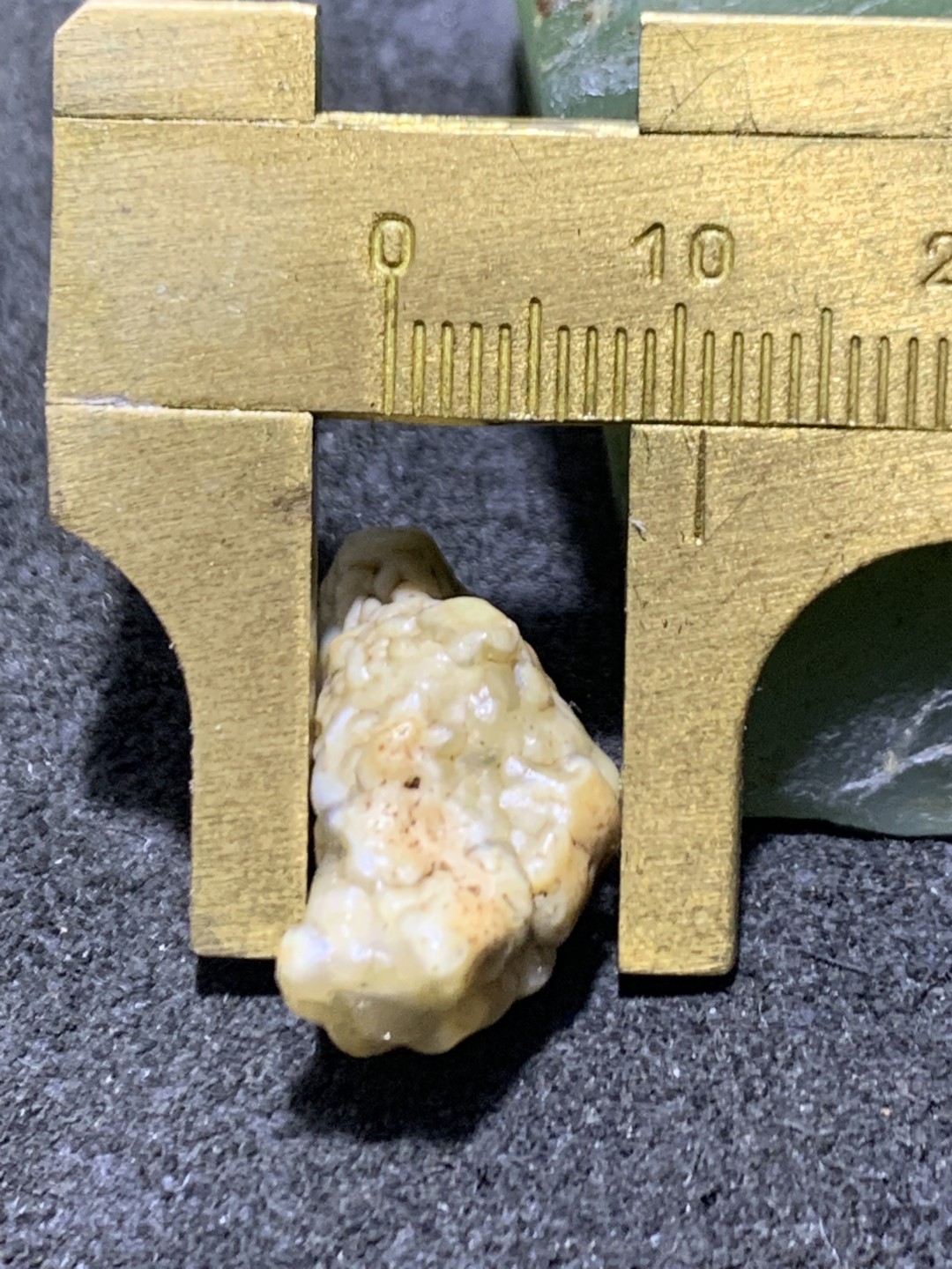 精美戈壁筋脉石小原石一颗