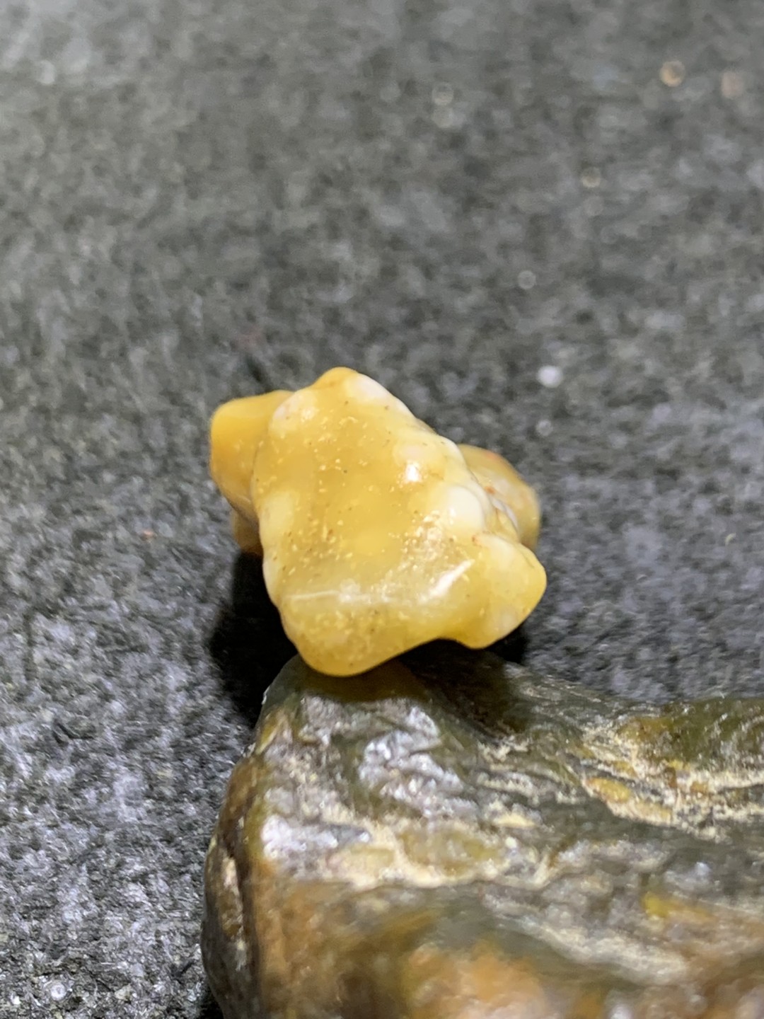 精美戈壁筋脉石小原石一颗