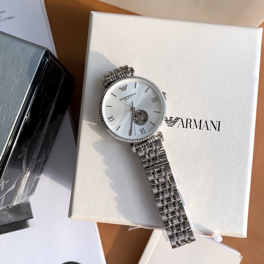 阿玛尼Armani手表官方正品授权 全国联保 支持专柜验货 阿玛尼（Armani）全自动机械女表，AR60022，经典简约意式风情，又美又飒，机芯外露有透明之心的美称，透底后盖，精密机芯一览无余，镶钻的表盘为腕表增添一丝优雅感，双按蝴蝶扣，矿物质水晶镜面，表径~34mm，