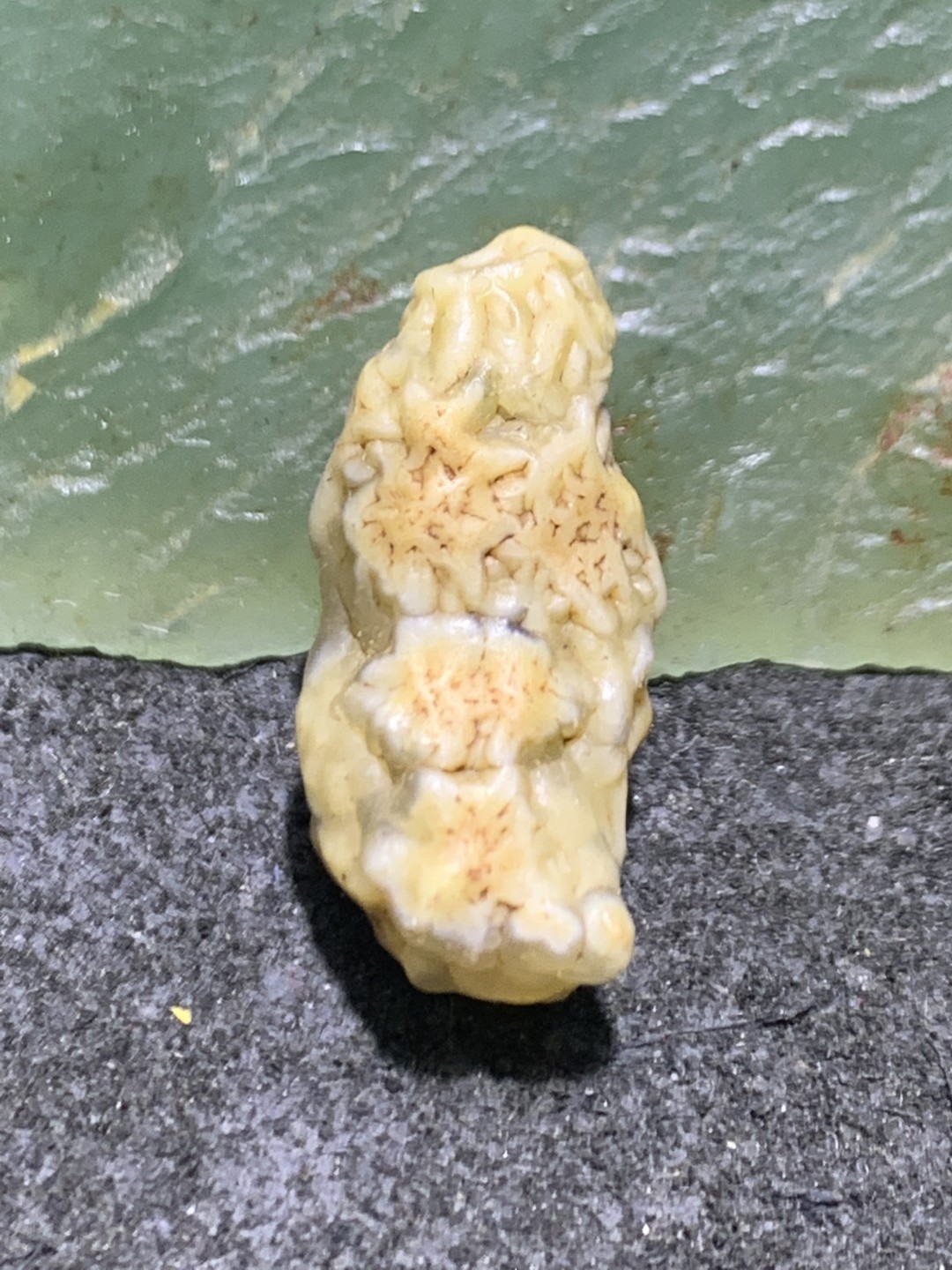 精美戈壁筋脉石小原石一颗