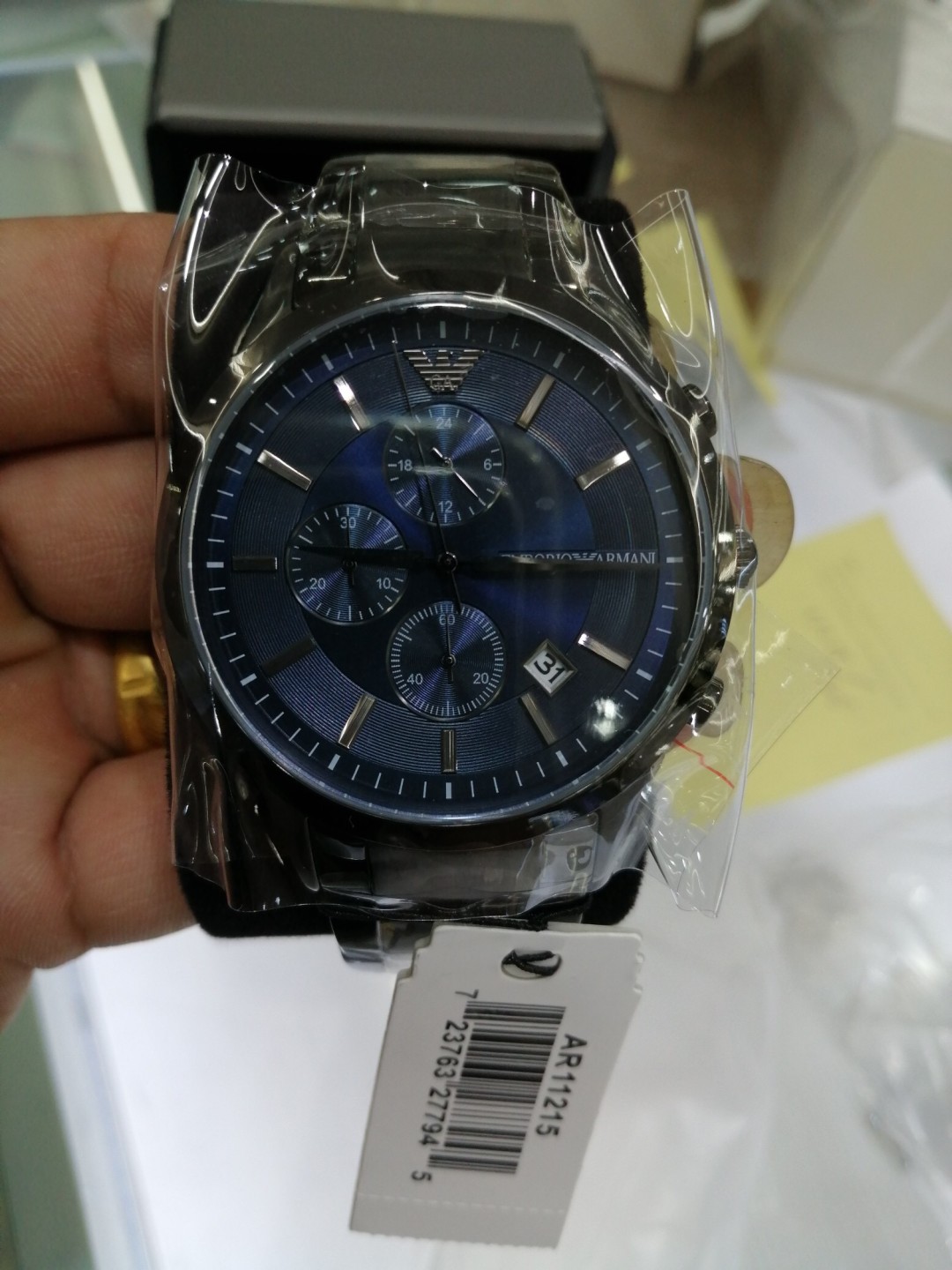 阿玛尼Armani手表官方正品授权 全国联保 支持专柜验货 阿玛尼Armani    型号：Ar11215 表壳：316L精钢 表镜：强化矿物质玻璃 表带：316L精钢 表扣：双按扣 尺寸：43mm*11mm  湛蓝沉稳的配色 新颖偏三眼多功能表盘 商务风又不失时尚感的男士腕表