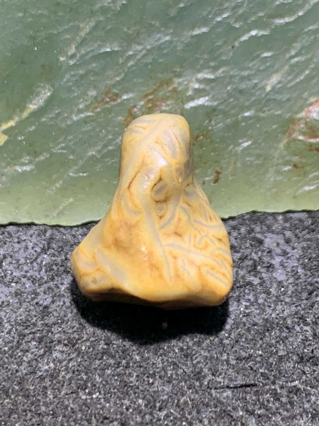 精美戈壁筋脉石小原石一颗，