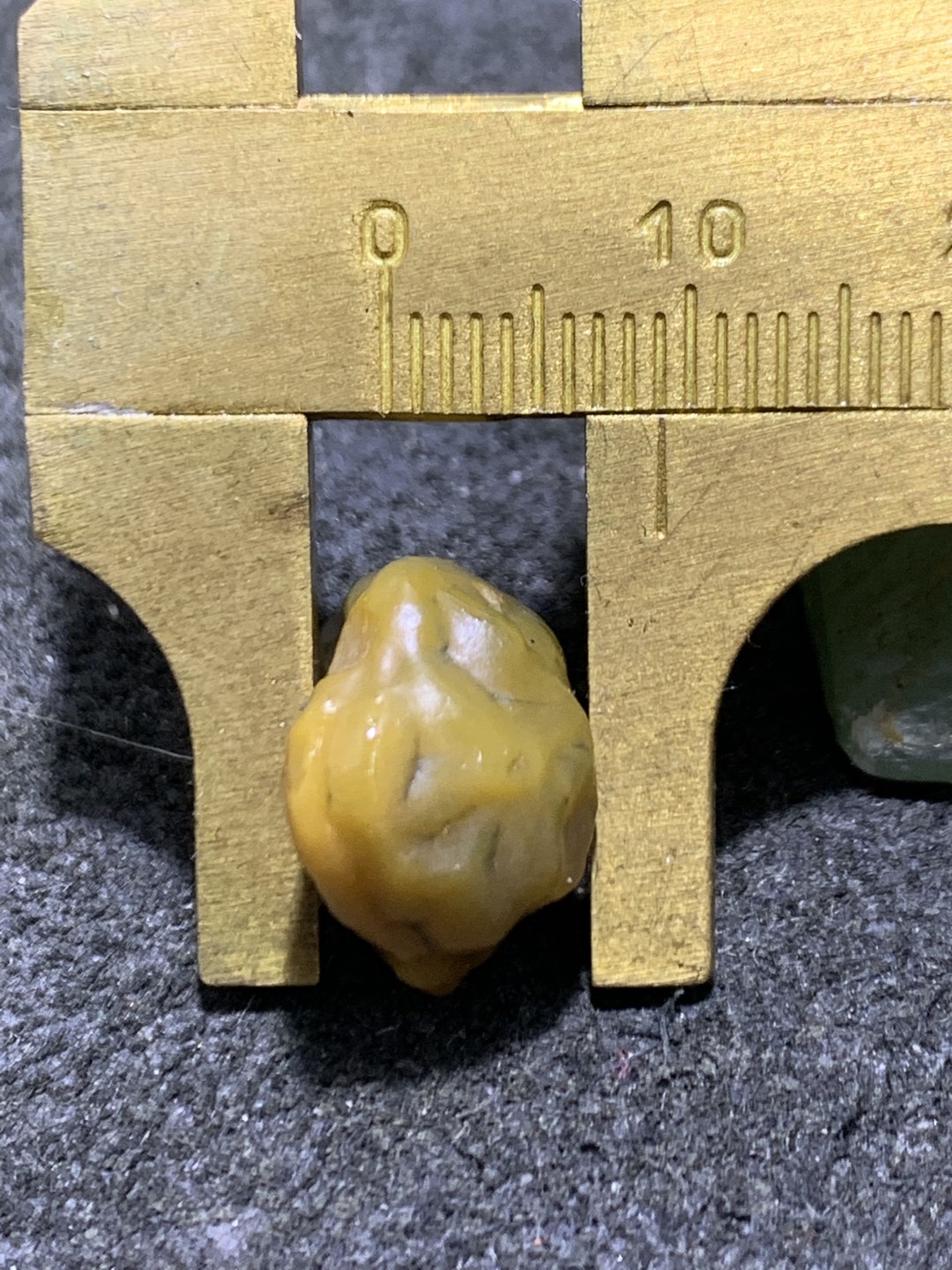 精美戈壁筋脉石小原石一颗