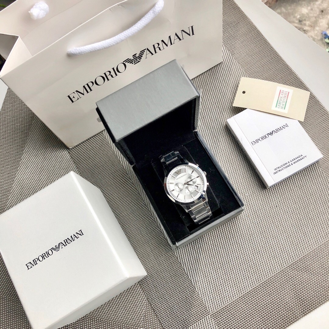 阿玛尼Armani手表官方正品授权 全国联保 支持专柜验货 Armani AR2458阿玛尼经典休闲商务款，316钢表带，白色表盘，三眼设计，带日期，316钢表带石英表，表盘直径43mm 矿物质玻璃镜面，清晰高透，设计超级精致，表盘表带都十分简约大气，整个气质马上不一样了，小红书剁手款，男神钟爱款，上班不失风度，体现男性硬朗之风和成熟稳重的气质，休闲商务不二之选