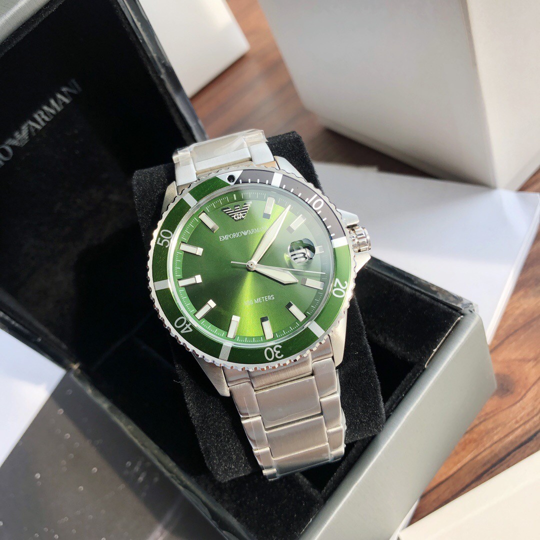 阿玛尼Armani手表官方正品授权 全国联保 支持专柜验货 (Emporio Armani)阿玛尼2021新款商务休闲欧美简约大气石英钢带男士腕表 AR11338 潜水运动风 三针日历框 日晷纹表圈 绿色表盘，彰显品质生活，精细抛光工艺打造，延续表身质感，细节处尽显品牌质感，不锈钢表带  镌刻鹰LOGO.   细节品质感，体现别具一格的生活 矿物质强化玻璃 100m生活防水 表盘直径42mm 表壳厚度12mm