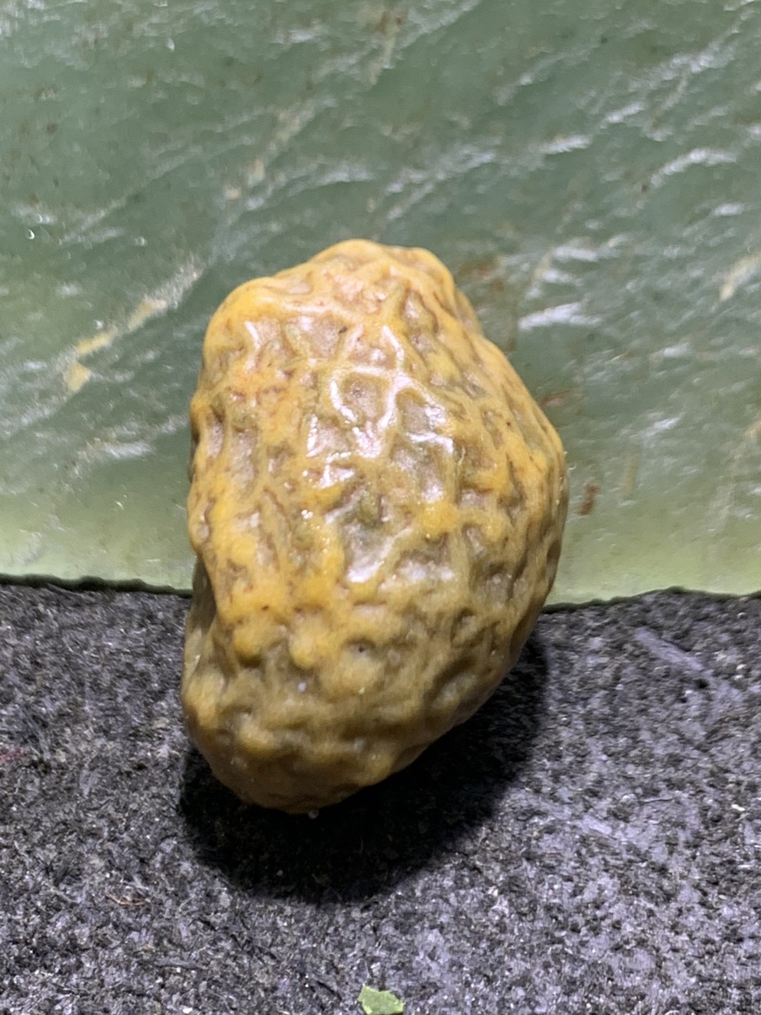 精美戈壁筋脉石小原石一颗，