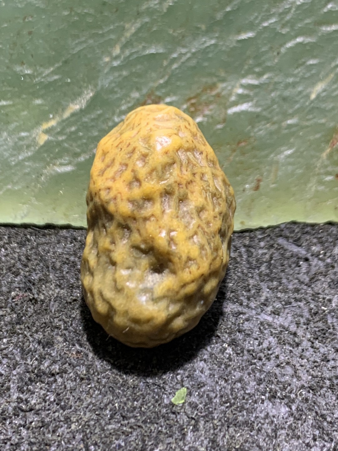 精美戈壁筋脉石小原石一颗，