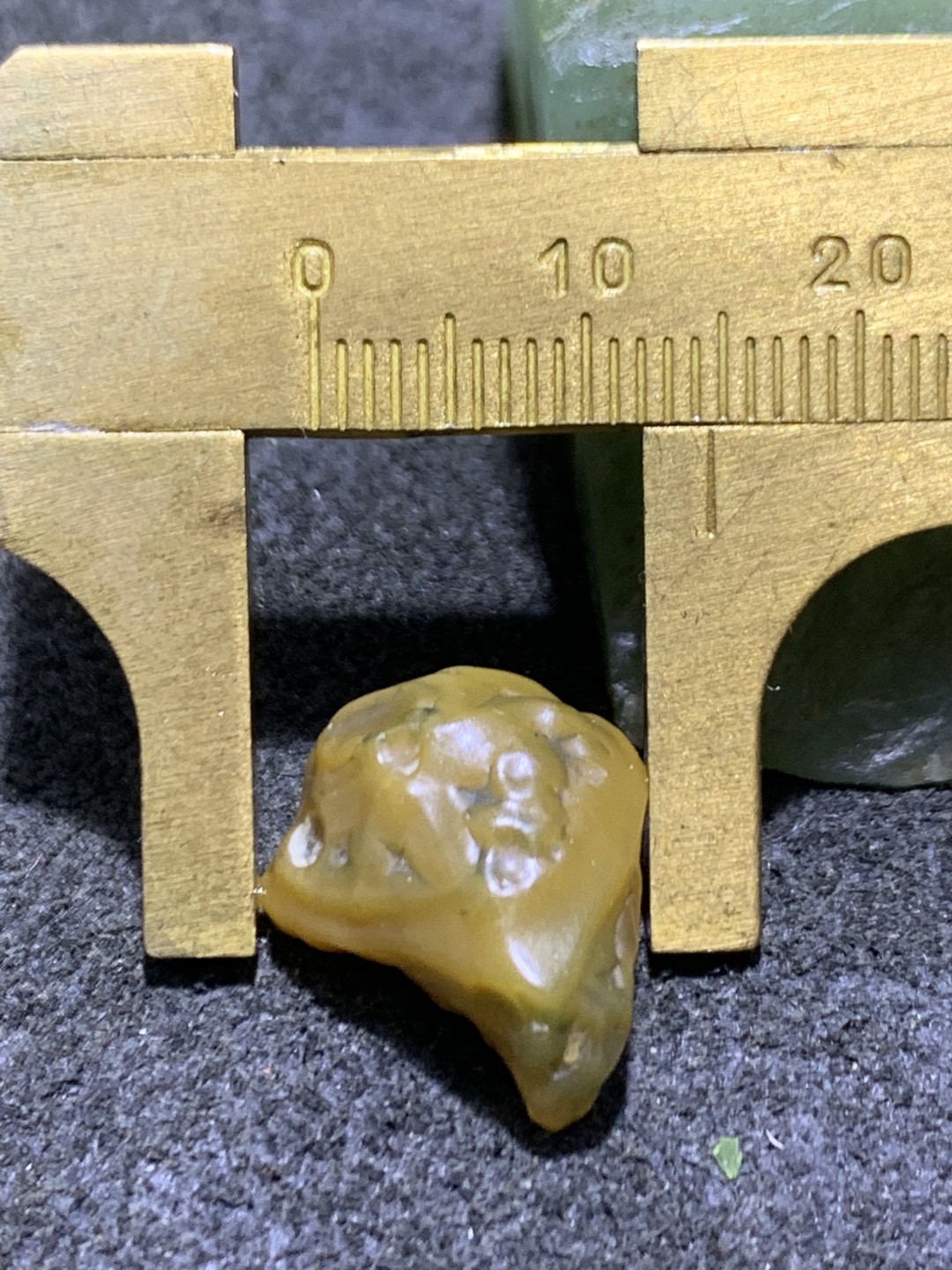 精美戈壁筋脉石小原石一颗