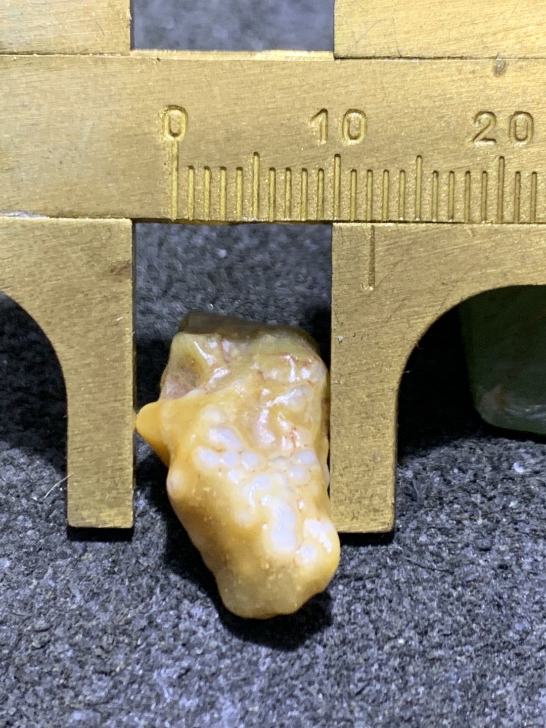 精美戈壁筋脉石小原石一颗