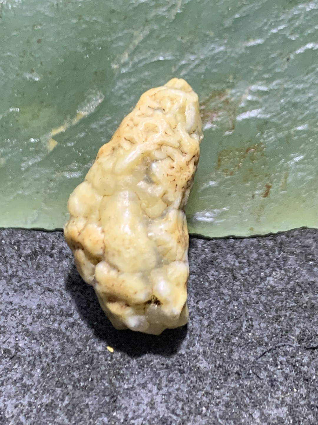 精美戈壁筋脉石小原石一颗