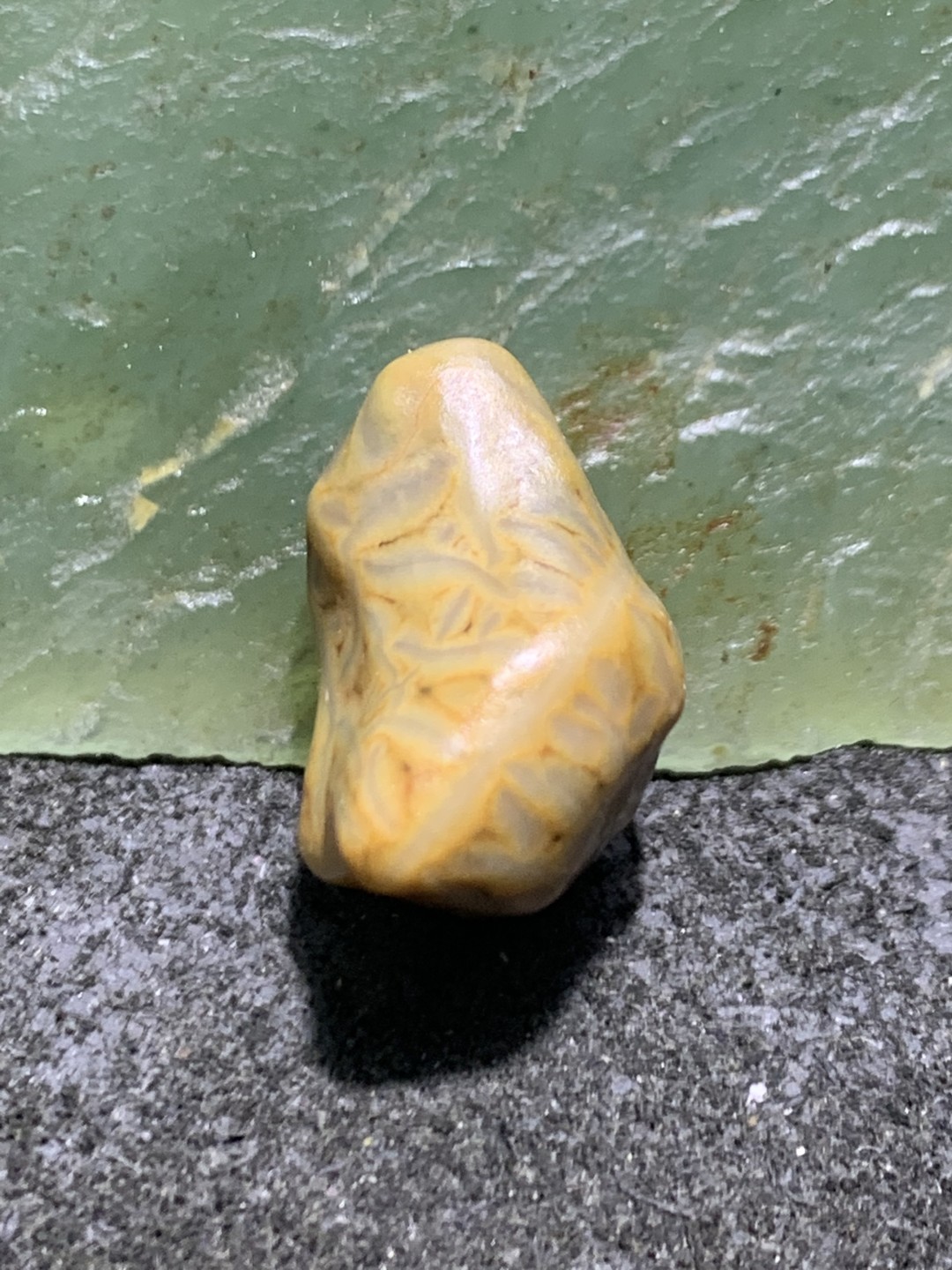 精美戈壁筋脉石小原石一颗，