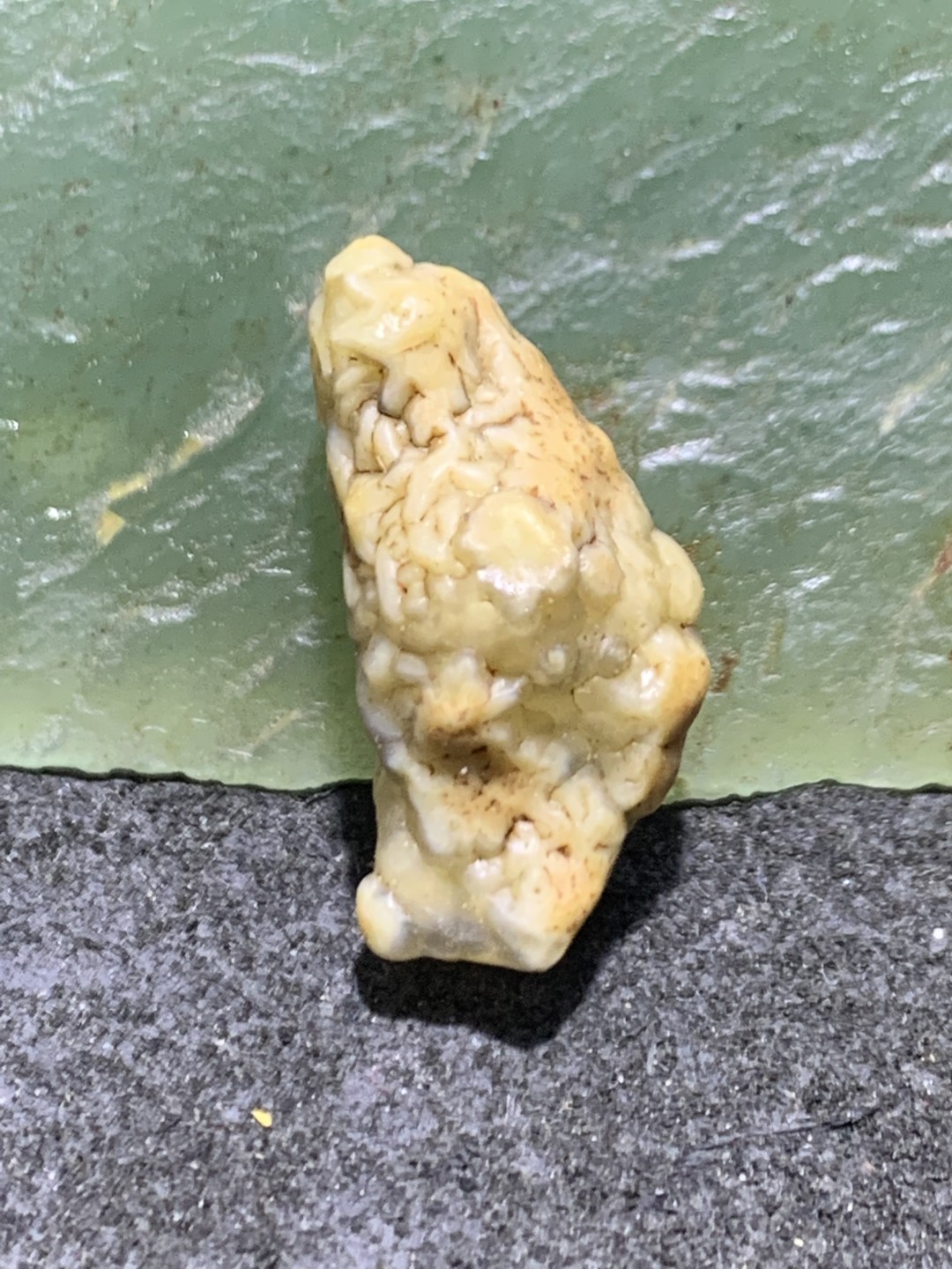 精美戈壁筋脉石小原石一颗