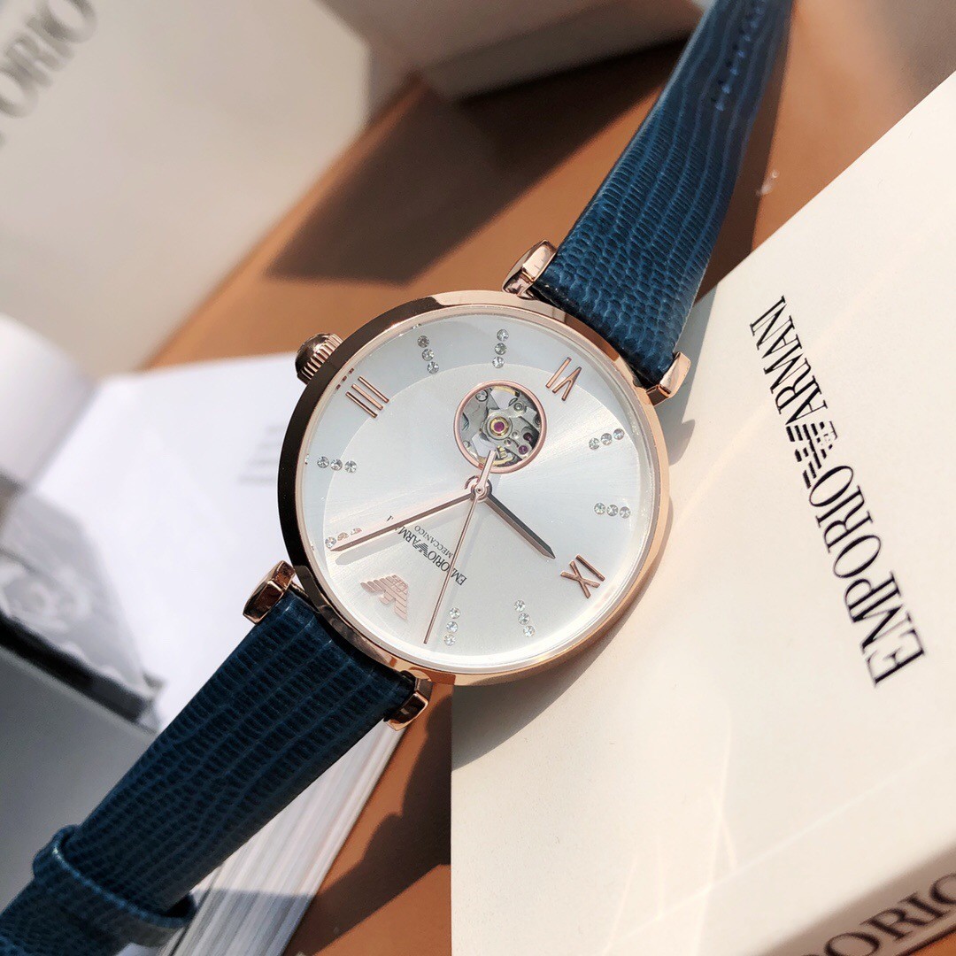 阿玛尼Armani手表官方正品授权 全国联保 支持专柜验货 阿玛尼（Armani）全自动机械女表，AR60020，经典简约意式风情，又美又飒，机芯外露有透明之心的美称，透底后盖，精密机芯一览无余，真皮表带，矿物质水晶镜面，表径~34mm