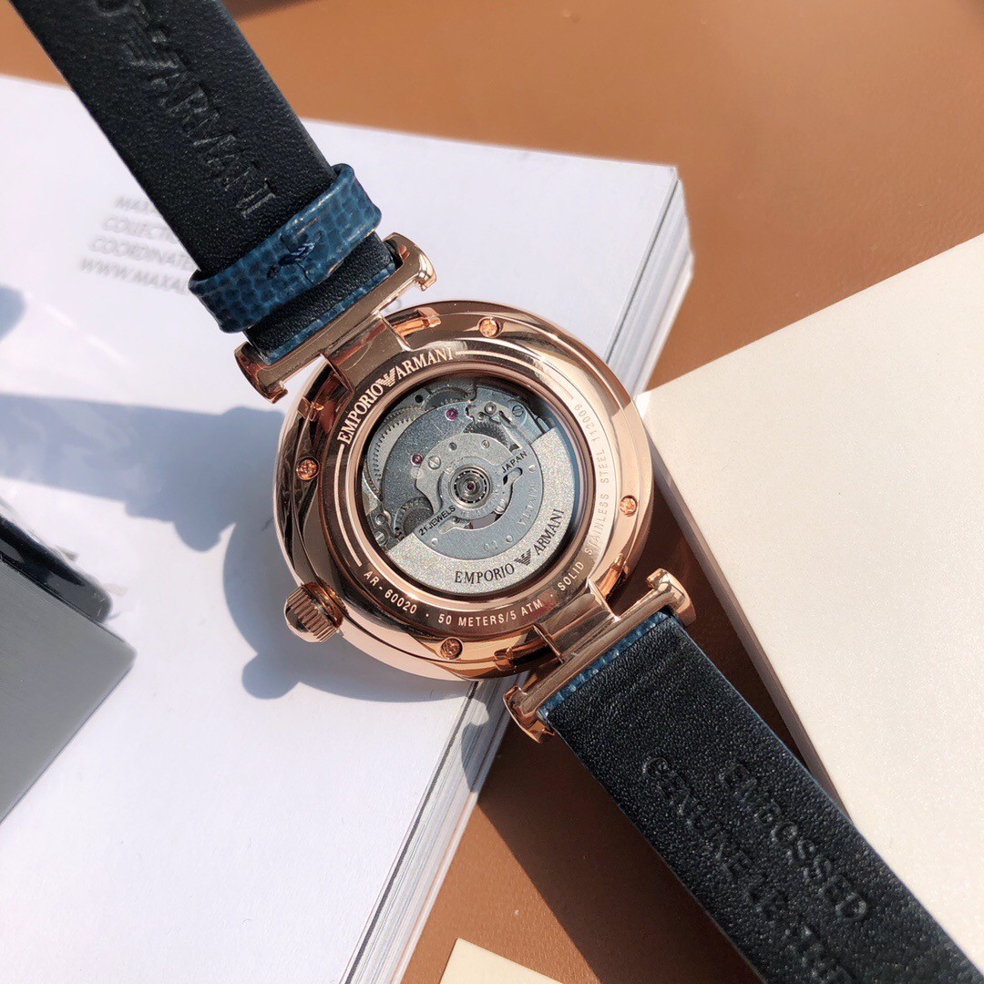 阿玛尼Armani手表官方正品授权 全国联保 支持专柜验货 阿玛尼（Armani）全自动机械女表，AR60020，经典简约意式风情，又美又飒，机芯外露有透明之心的美称，透底后盖，精密机芯一览无余，真皮表带，矿物质水晶镜面，表径~34mm