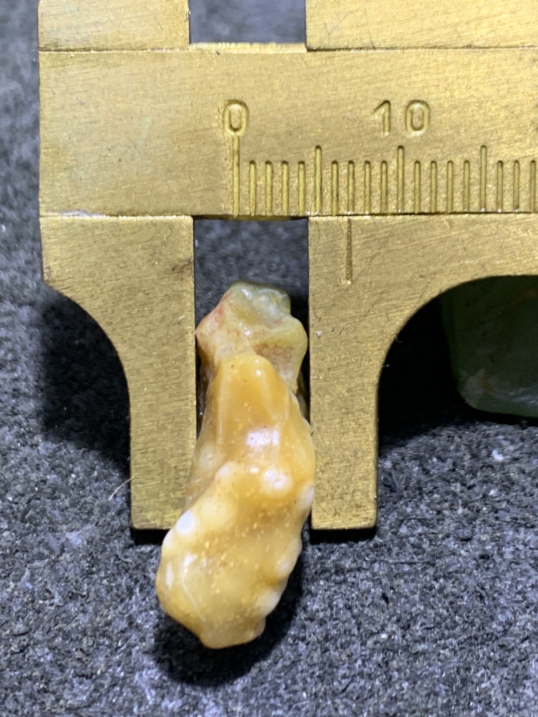 精美戈壁筋脉石小原石一颗