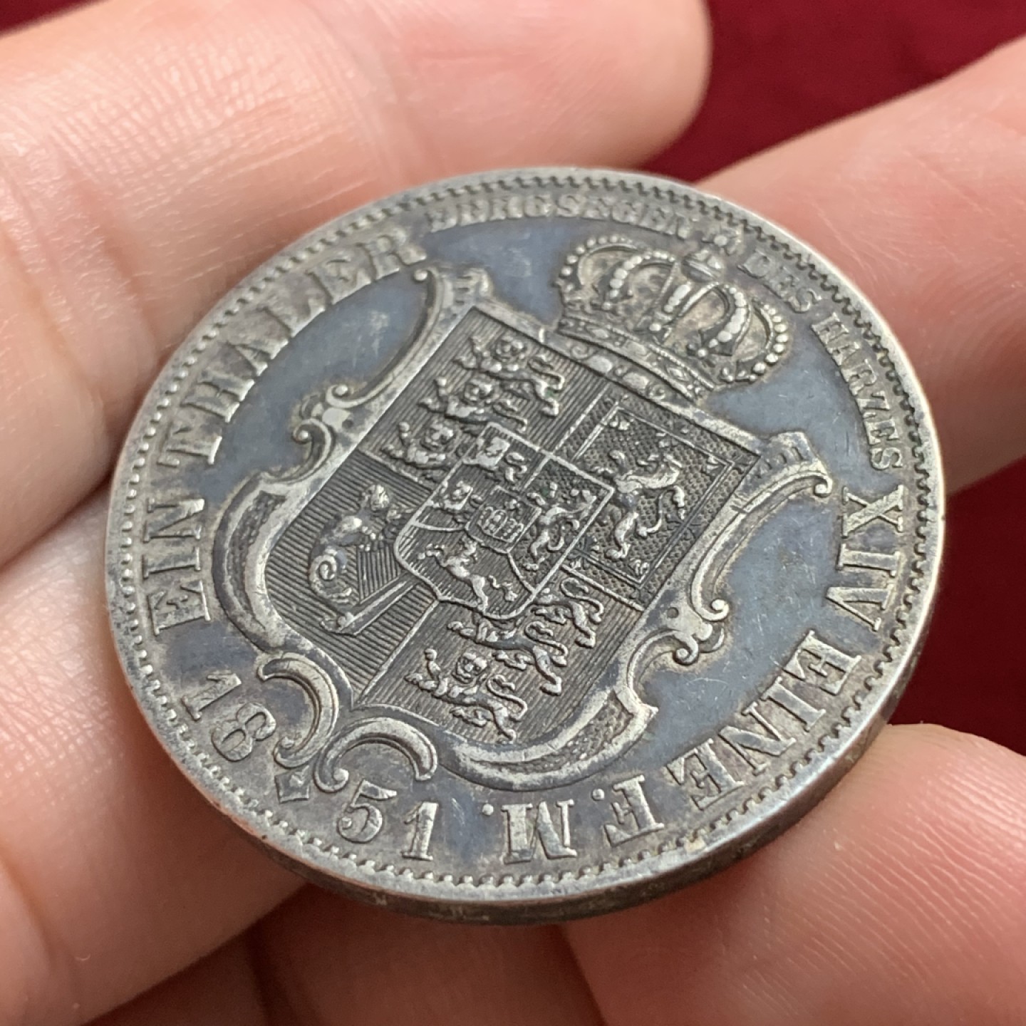 《竞宝斋》第66场-本周日，周一2场连拍（全场不限金额包邮） 德国汉诺威1851年盾徽大泰勒，早期22克泰勒，不多见，无磕无伤，黑色厚重包浆，边铭深打完整