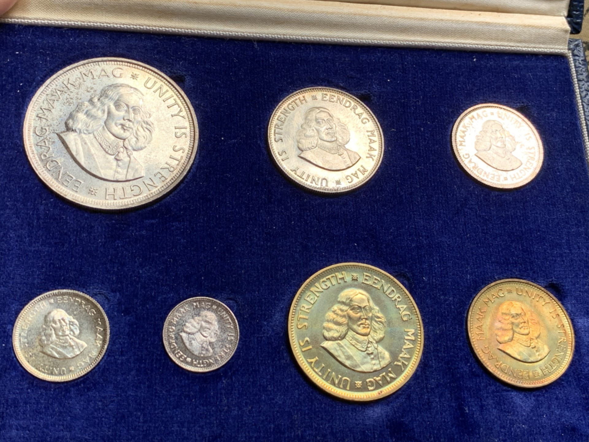 《竞宝斋》第66场-本周日，周一2场连拍（全场不限金额包邮） MS+PL 南非 1964年 吕贝克精制套币 原盒原装 自然氧化 币的品相特别棒，高分状态，镜面底板光芒耀眼，盒子也有完好的保存状态