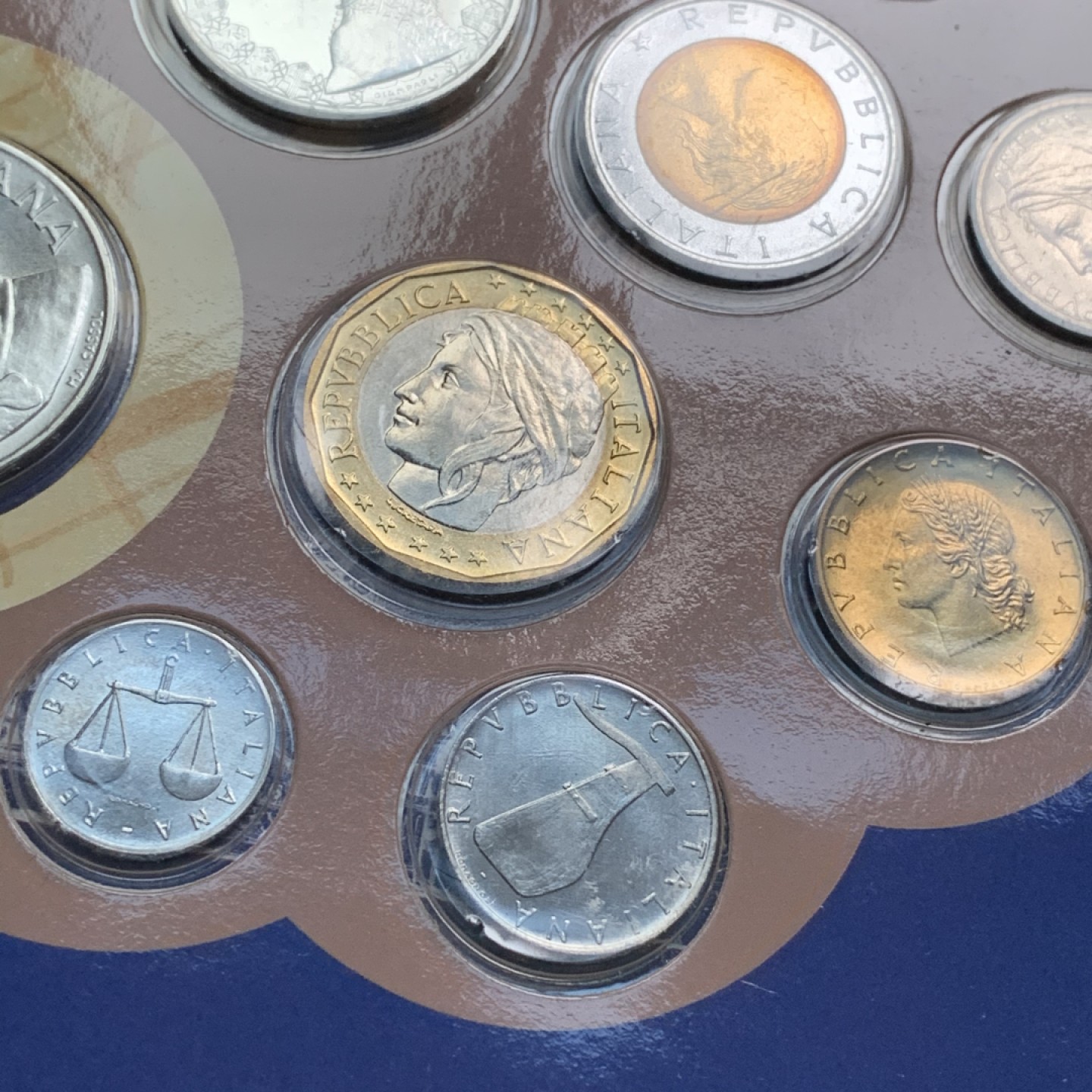 《竞宝斋》第66场-本周日，周一2场连拍（全场不限金额包邮） 卡装 意大利1997年 12枚装 套币 其中最大的500和1000里拉是银币 此年份是少见的年份