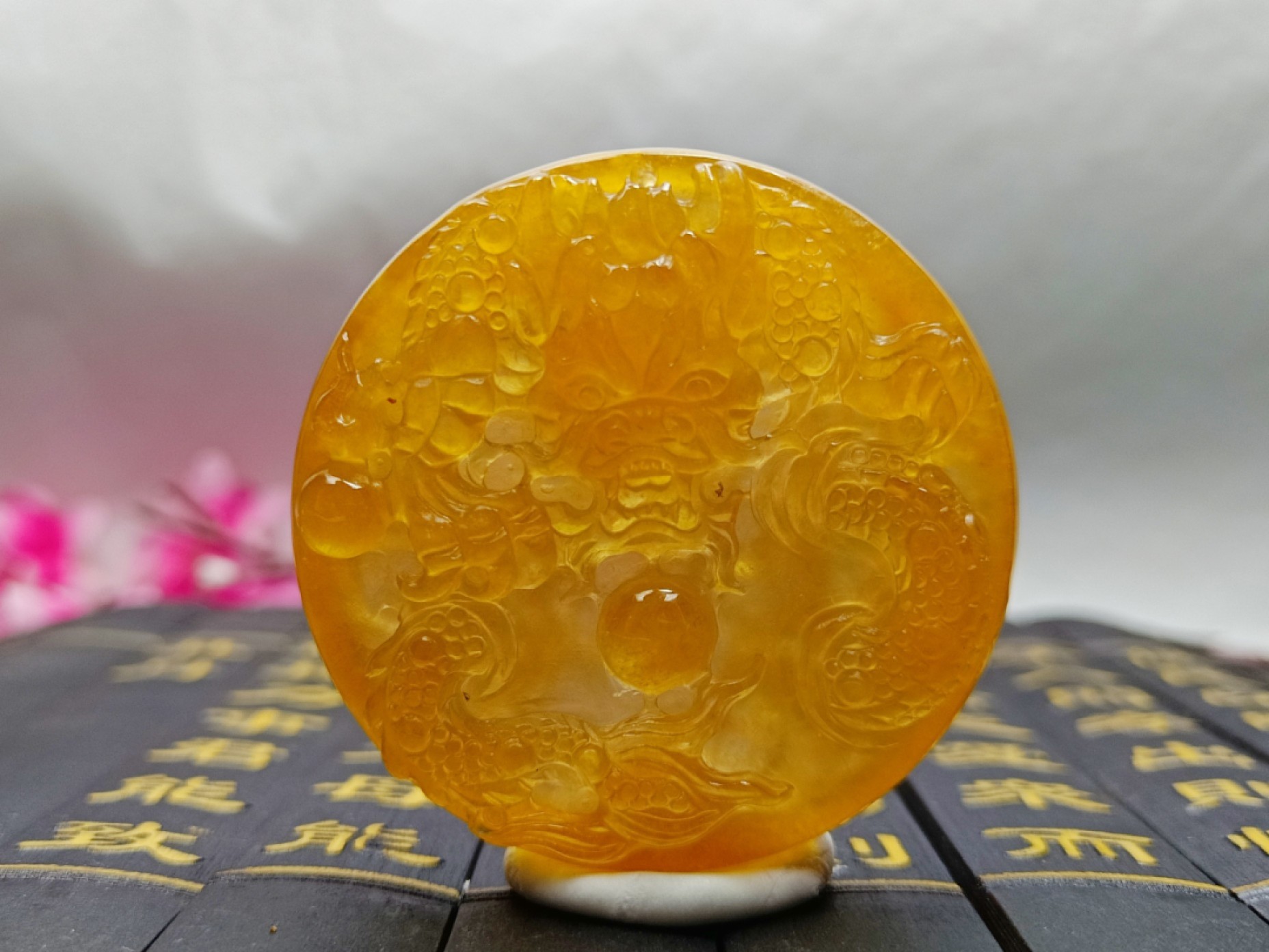 龙石种黄翡翠“龙凤呈祥”挂件，高浮雕，整料雕刻，双面雕工，磨砂面，水头超好，超级完美，重50克