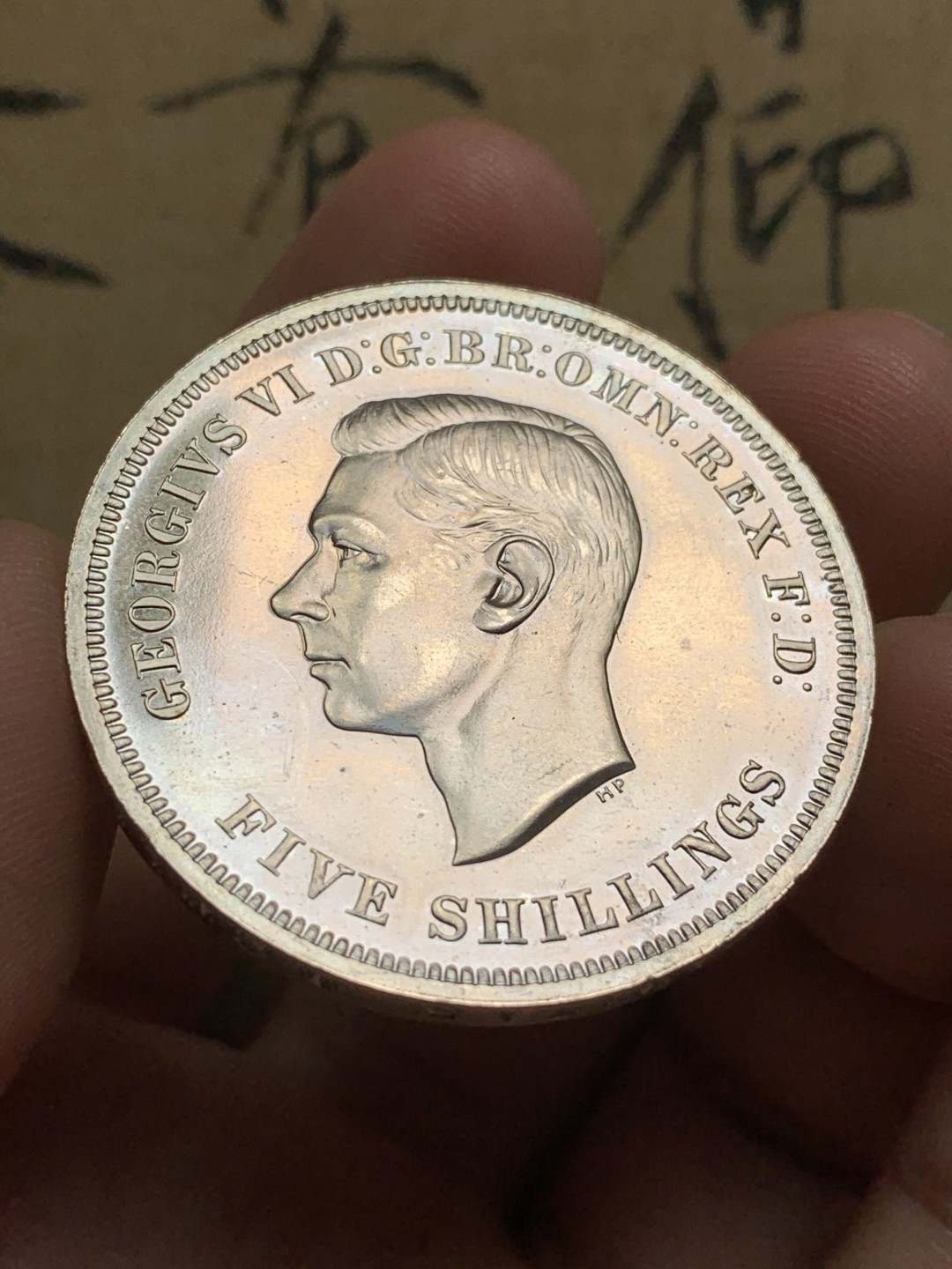 《竞宝斋》第66场-本周日，周一2场连拍（全场不限金额包邮） 原盒原证 英国 1951年 1克朗 乔治六世 马剑 镍币 原盒保存完好的PL状态 底板闪闪发光 未流通状态