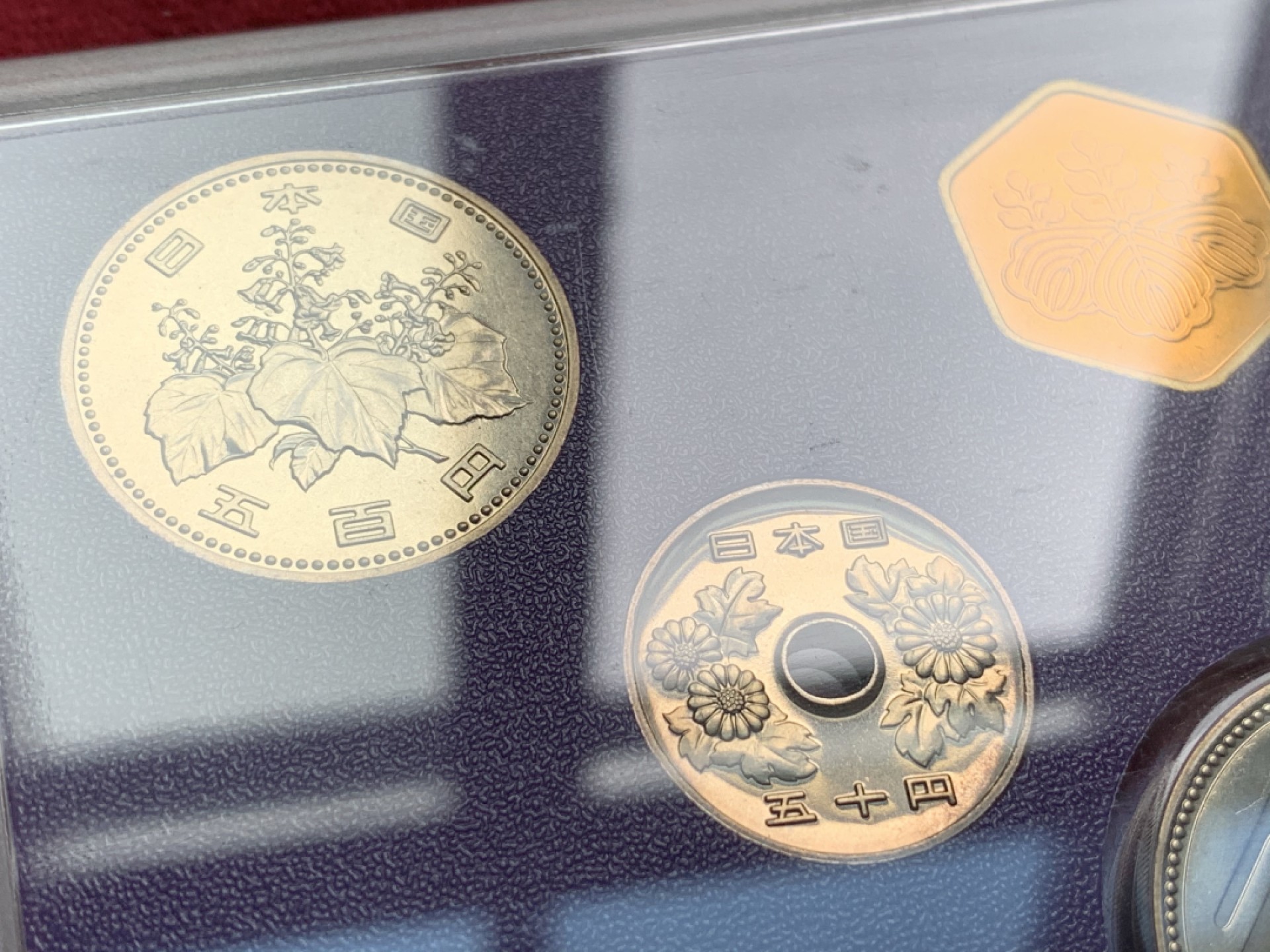 《竞宝斋》第66场-本周日，周一2场连拍（全场不限金额包邮） BU 造币厂原盒证 7币+1章 1986年（昭和61年）套币 含天皇在位60年500日元纪念币 保存的非常好