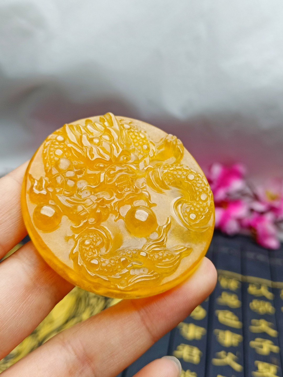 龙石种黄翡翠“龙凤呈祥”挂件，高浮雕，整料雕刻，双面雕工，磨砂面，水头超好，超级完美，重50克
