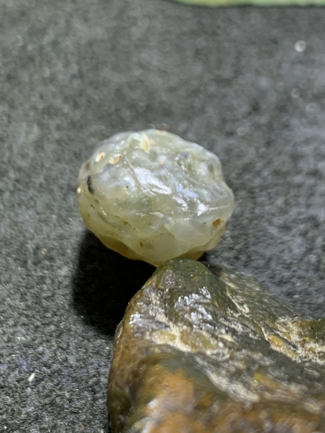 精美戈壁筋脉石小原石一颗