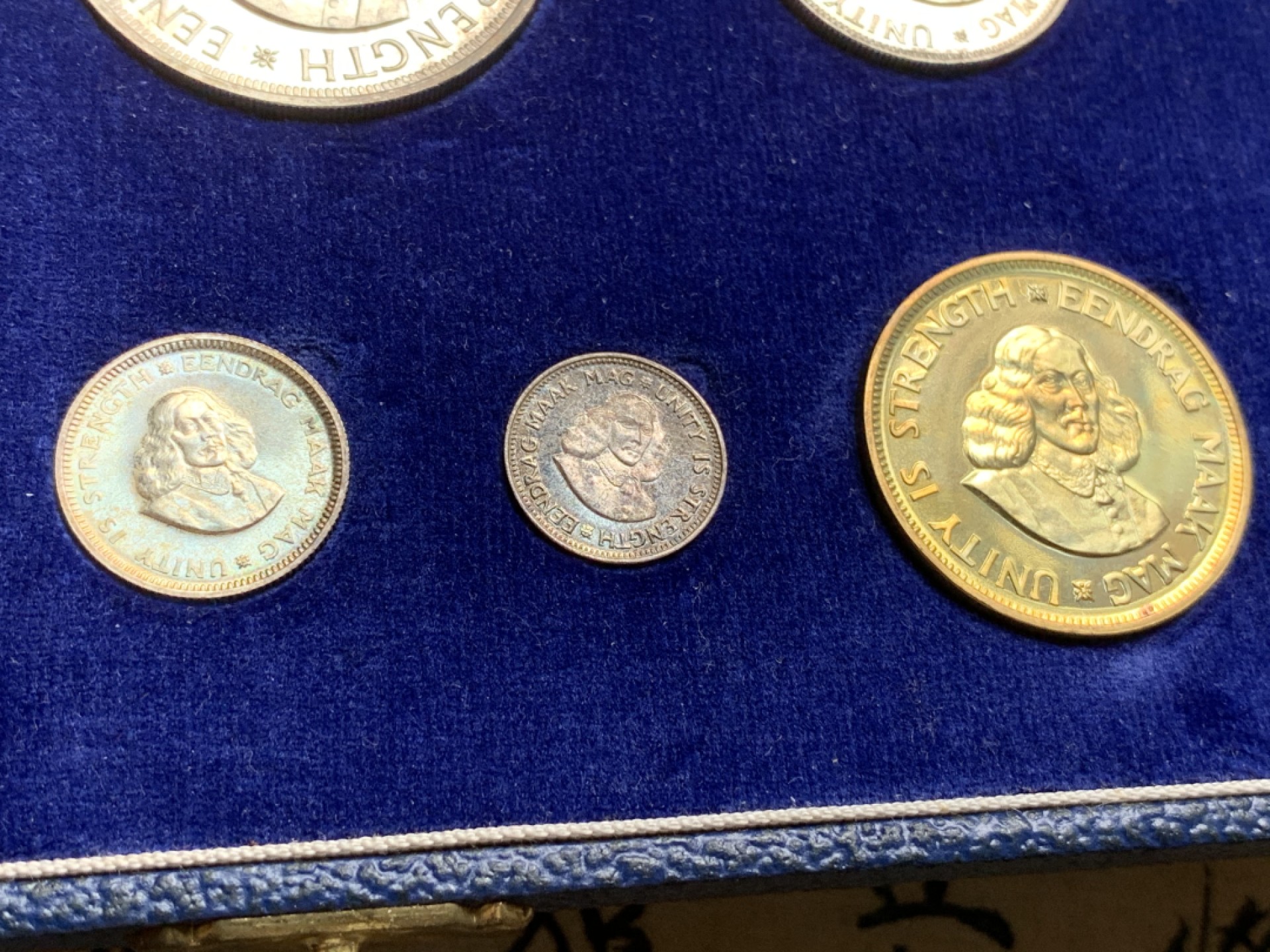 《竞宝斋》第66场-本周日，周一2场连拍（全场不限金额包邮） MS+PL 南非 1964年 吕贝克精制套币 原盒原装 自然氧化 币的品相特别棒，高分状态，镜面底板光芒耀眼，盒子也有完好的保存状态