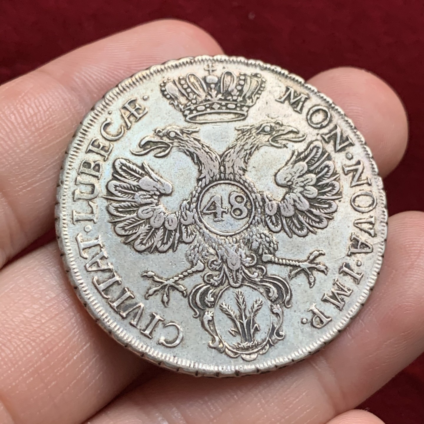 《竞宝斋》第66场-本周日，周一2场连拍（全场不限金额包邮） 吕贝克大泰勒，48先令，1752年，原味老包浆，很厚重的早期大克朗银币，边铭特别，状态不错（纹章中的小草清晰）