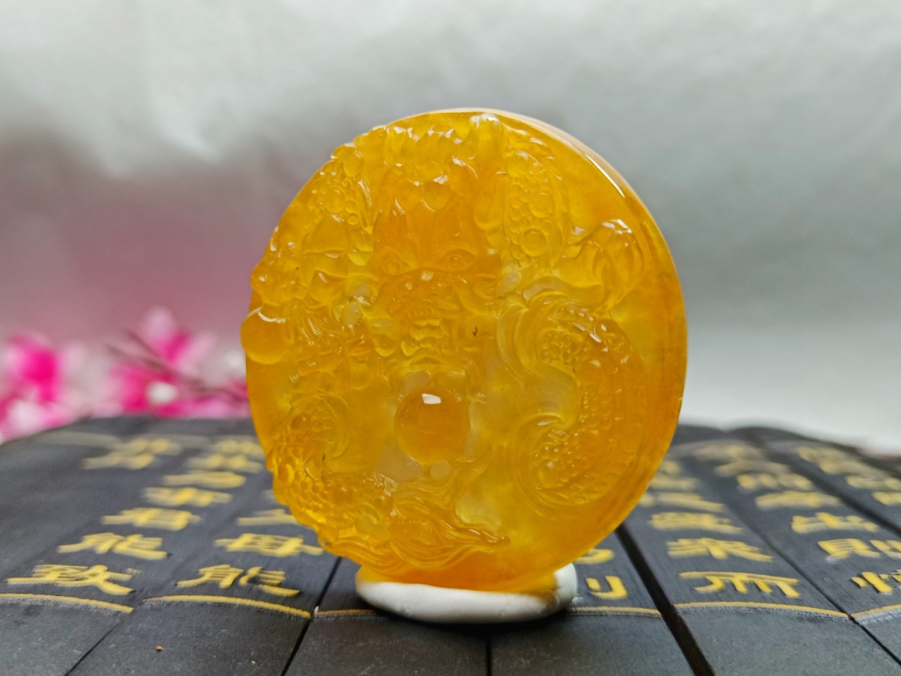 龙石种黄翡翠“龙凤呈祥”挂件，高浮雕，整料雕刻，双面雕工，磨砂面，水头超好，超级完美，重50克