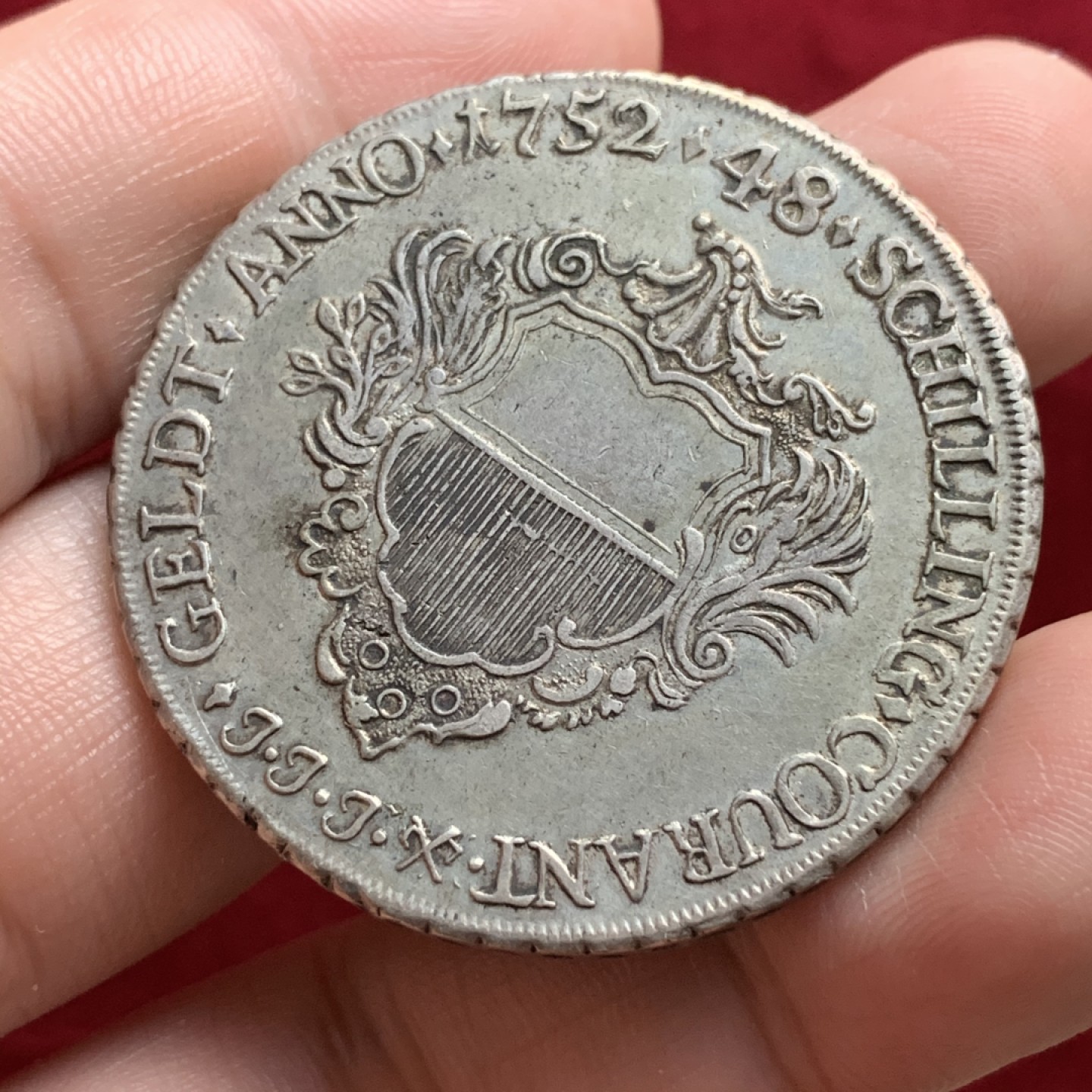 《竞宝斋》第66场-本周日，周一2场连拍（全场不限金额包邮） 吕贝克大泰勒，48先令，1752年，原味老包浆，很厚重的早期大克朗银币，边铭特别，状态不错（纹章中的小草清晰）