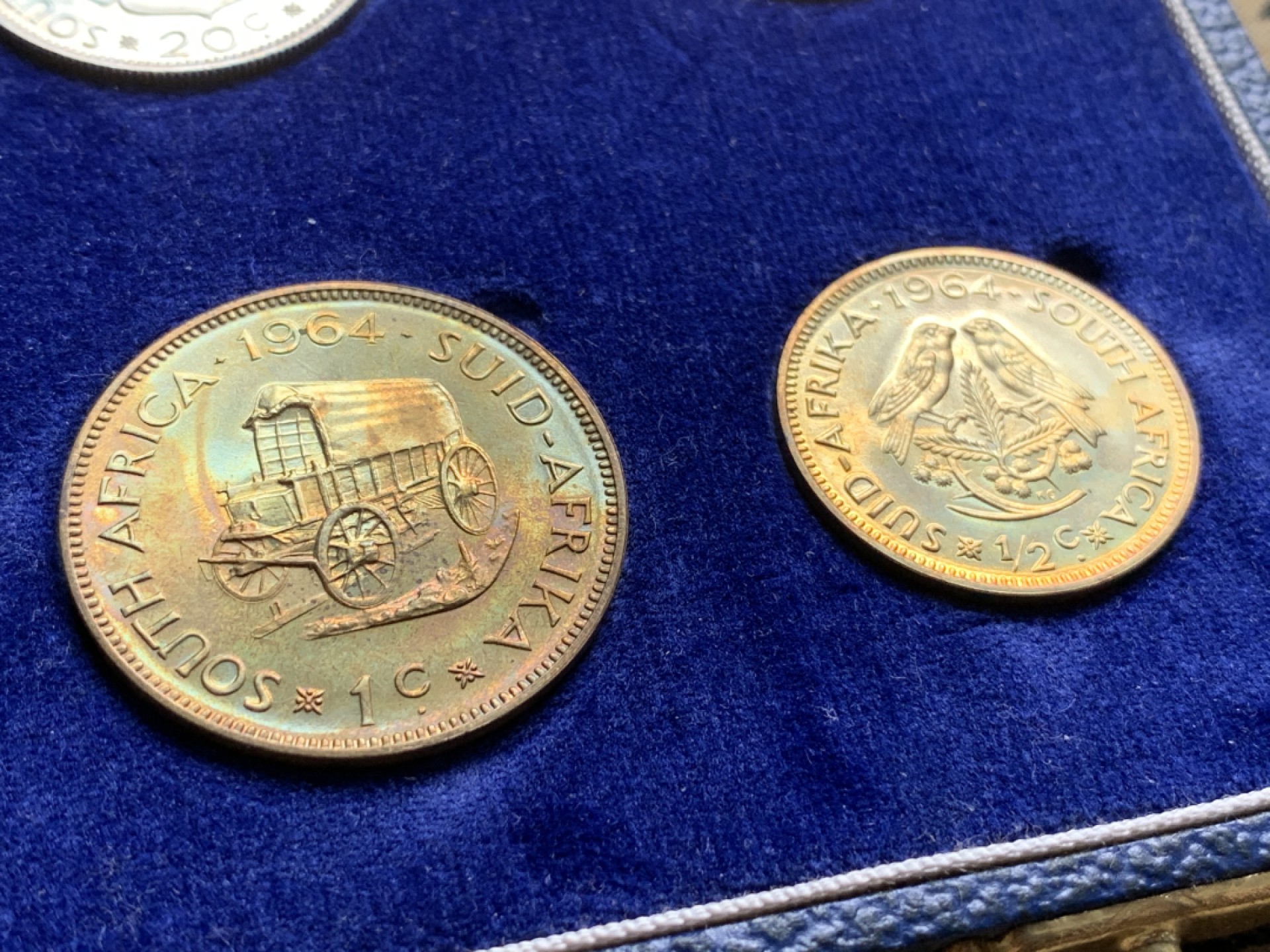 《竞宝斋》第66场-本周日，周一2场连拍（全场不限金额包邮） MS+PL 南非 1964年 吕贝克精制套币 原盒原装 自然氧化 币的品相特别棒，高分状态，镜面底板光芒耀眼，盒子也有完好的保存状态