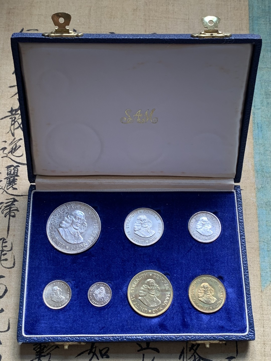 《竞宝斋》第66场-本周日，周一2场连拍（全场不限金额包邮） MS+PL 南非 1964年 吕贝克精制套币 原盒原装 自然氧化 币的品相特别棒，高分状态，镜面底板光芒耀眼，盒子也有完好的保存状态