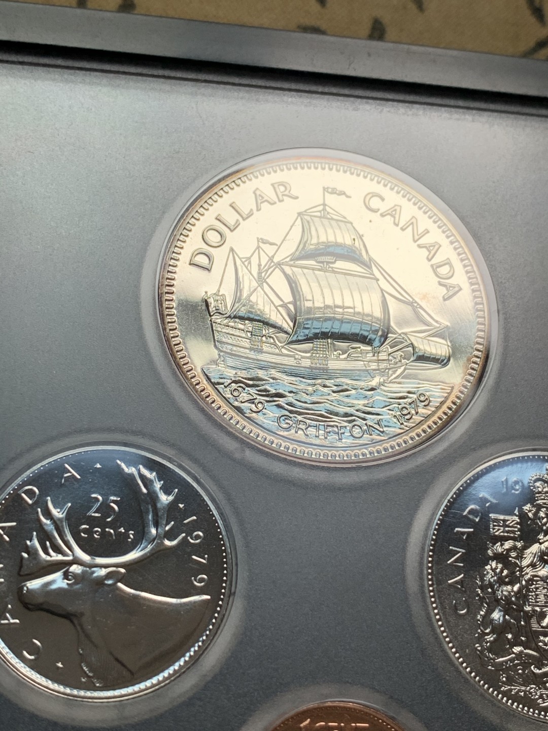 《竞宝斋》第66场-本周日，周一2场连拍（全场不限金额包邮） 原装 加拿大 1979年 格里芬号纪念 七枚套精制币 其中最大一枚是银币