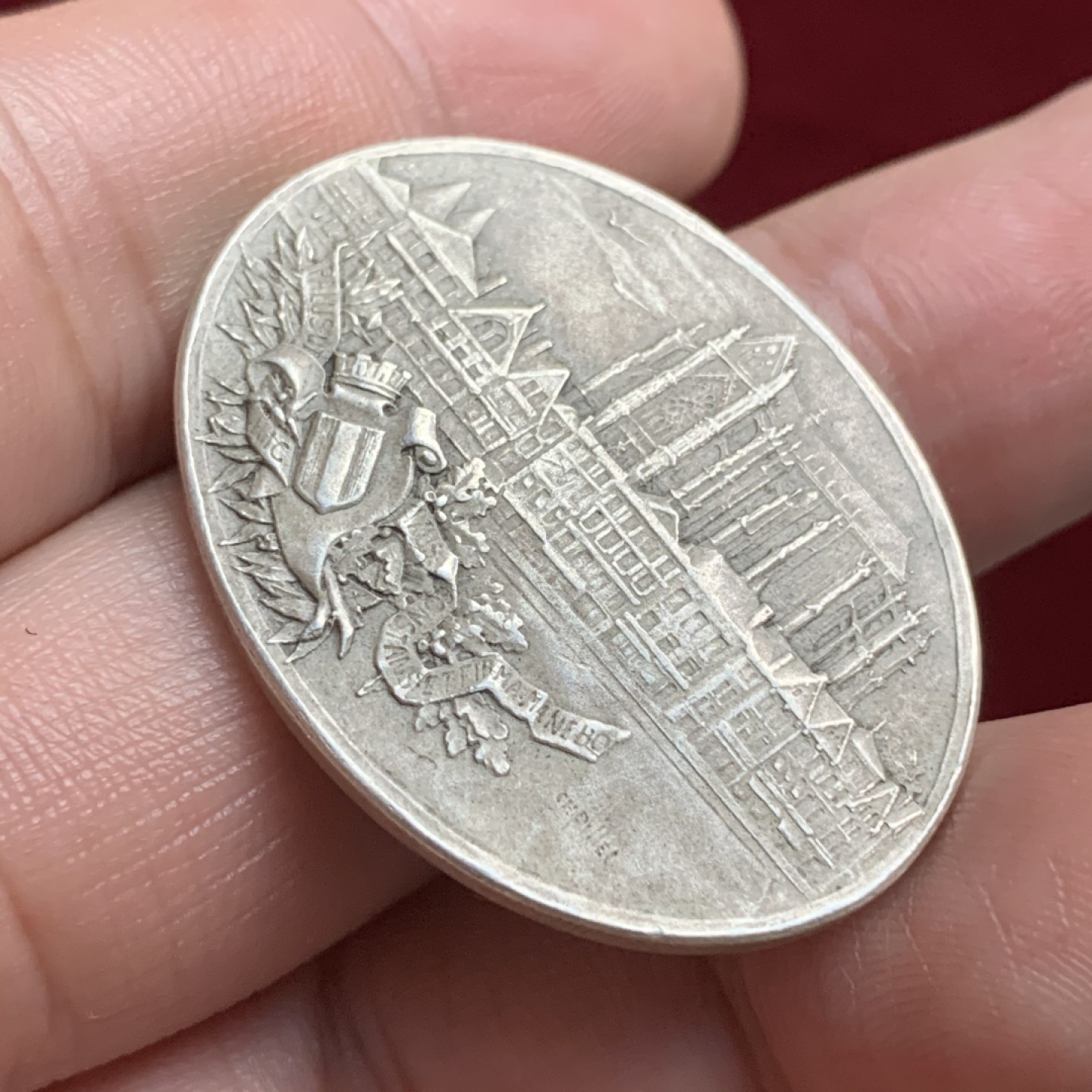 《竞宝斋》第66场-本周日，周一2场连拍（全场不限金额包邮） 原味好品 法国1835年椭圆形 银章 20克重 正面田园风光 背面城市景观   属实难觅